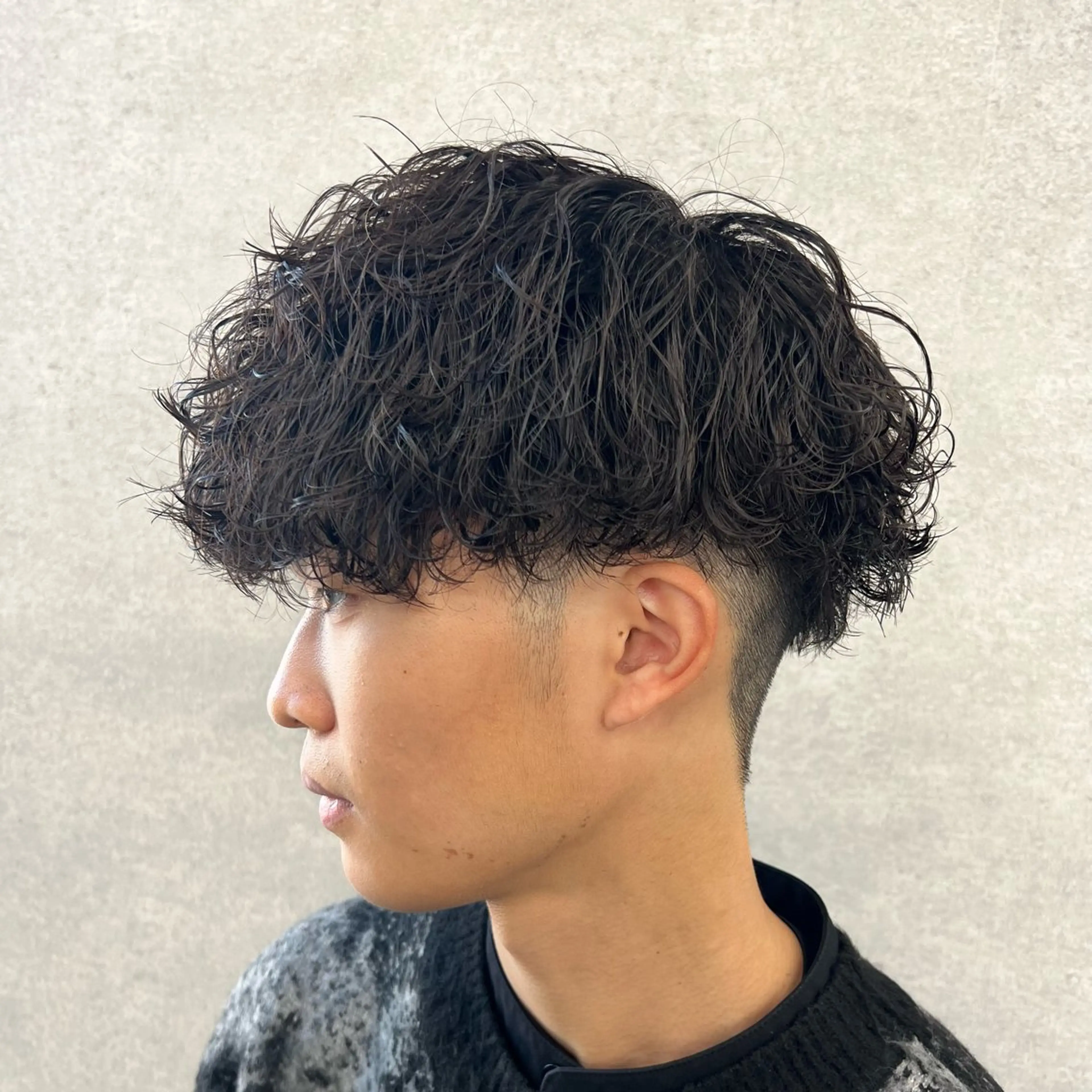 ショート カラー パーマ ヘアアレンジ メンズ センターパート メンズハイライト メンズメッシュ マッシュ メンズパーマ カット パーマ トリートメント ヘッドスパ ヘアセット 仕上がり満足度No. 1🔥BLUCK🔥のヘアスタイル
