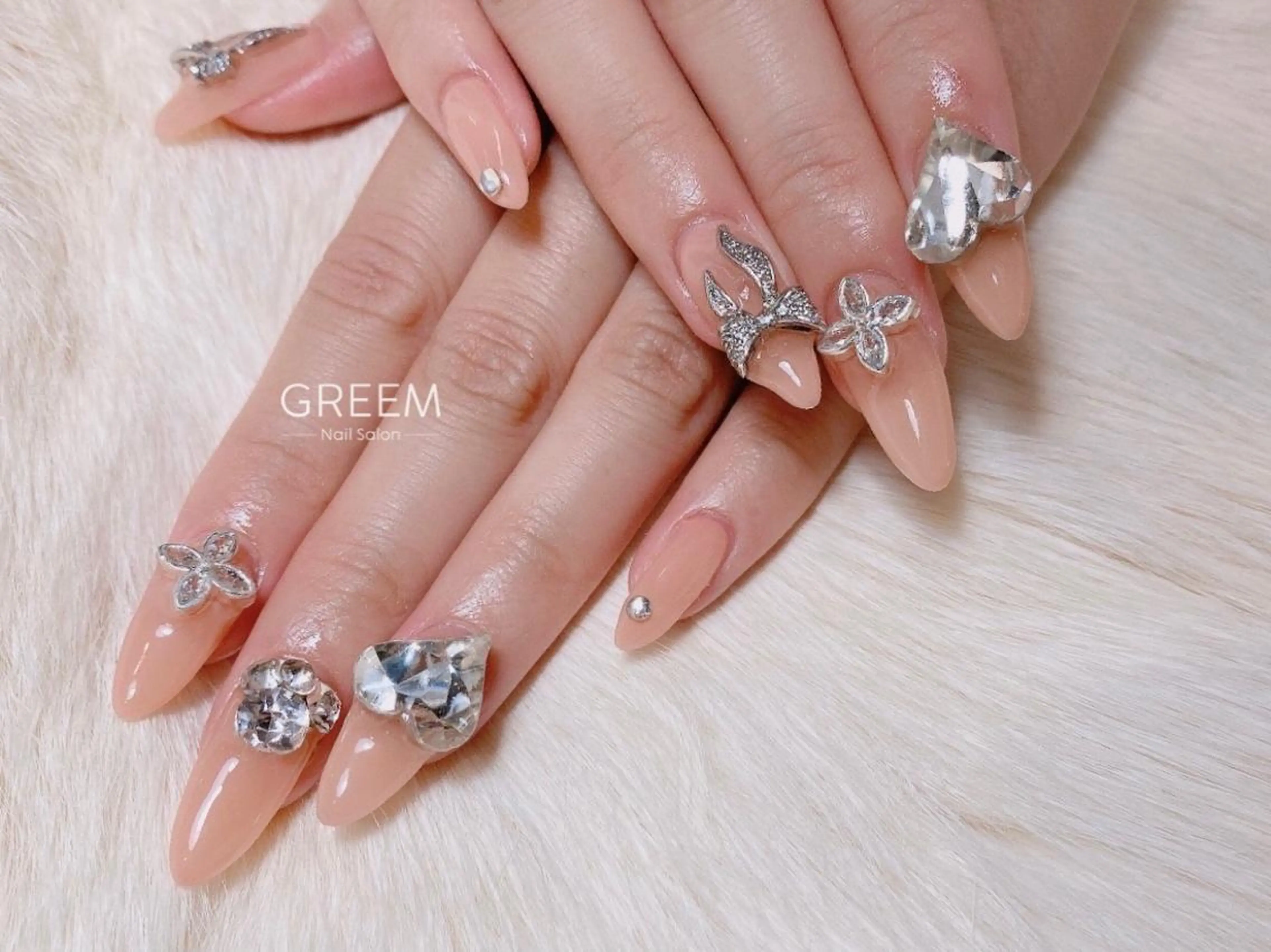 ネイル キラキラネイル リボン シルバー GREEM グリームのネイルデザイン