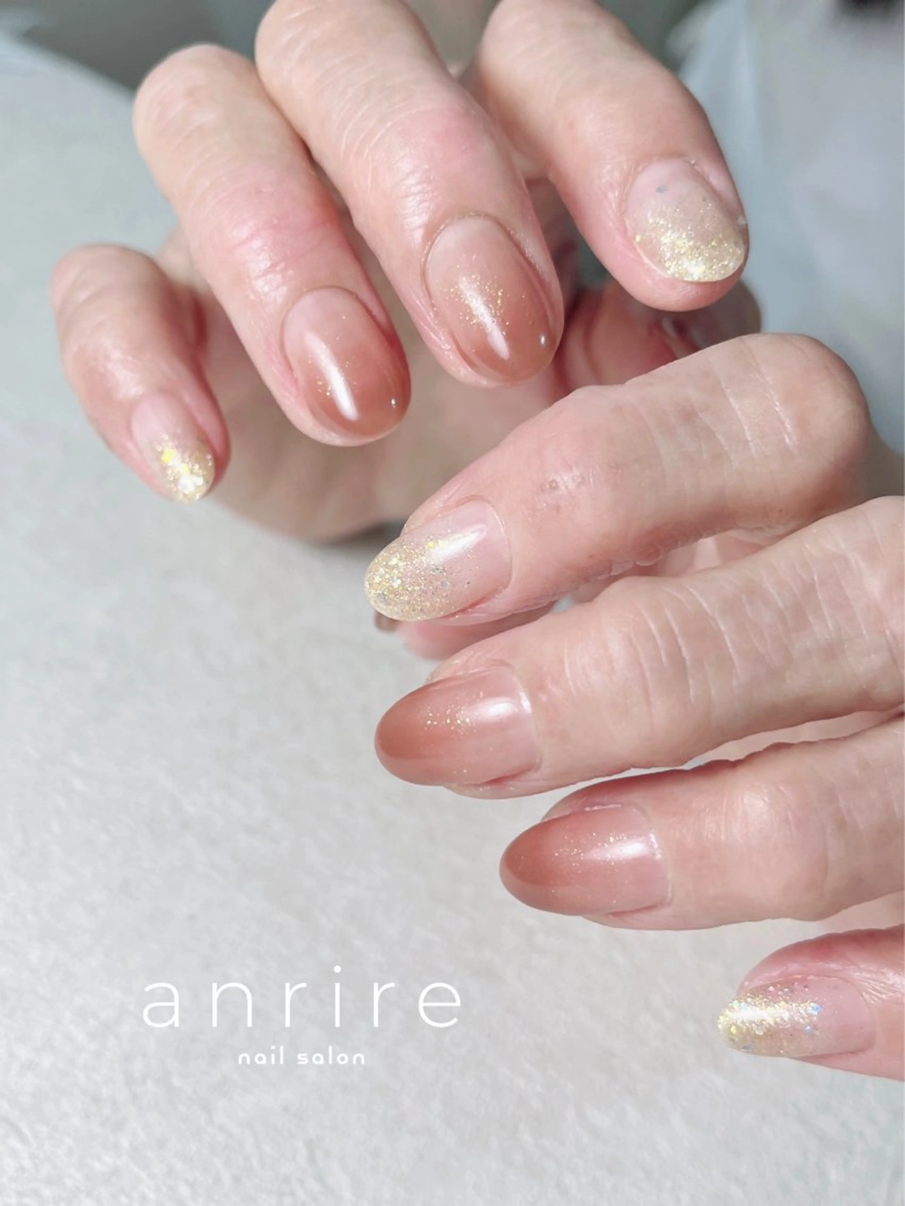 ネイル ブラウン ジェルネイル ゴールド グラデーション キラキラネイル ハンドネイル nailsalon anrireのネイルデザイン