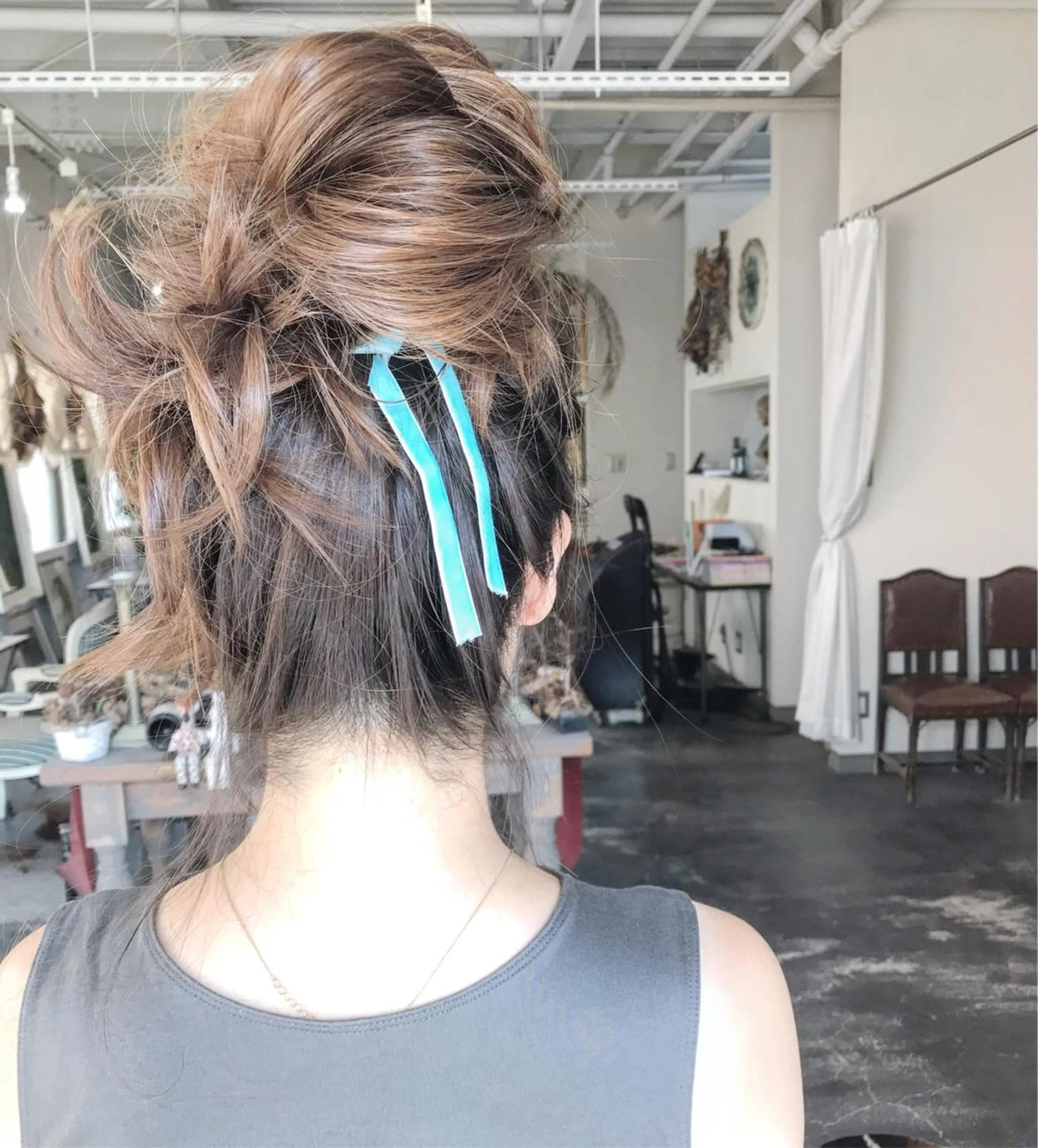 セミロング カラー ヘアアレンジ お団子ヘア 切りっぱなしボブ バレイヤージュ デザインカラー グラデーションカラー Mariana/ 鶴原-ハイライトのヘアスタイル