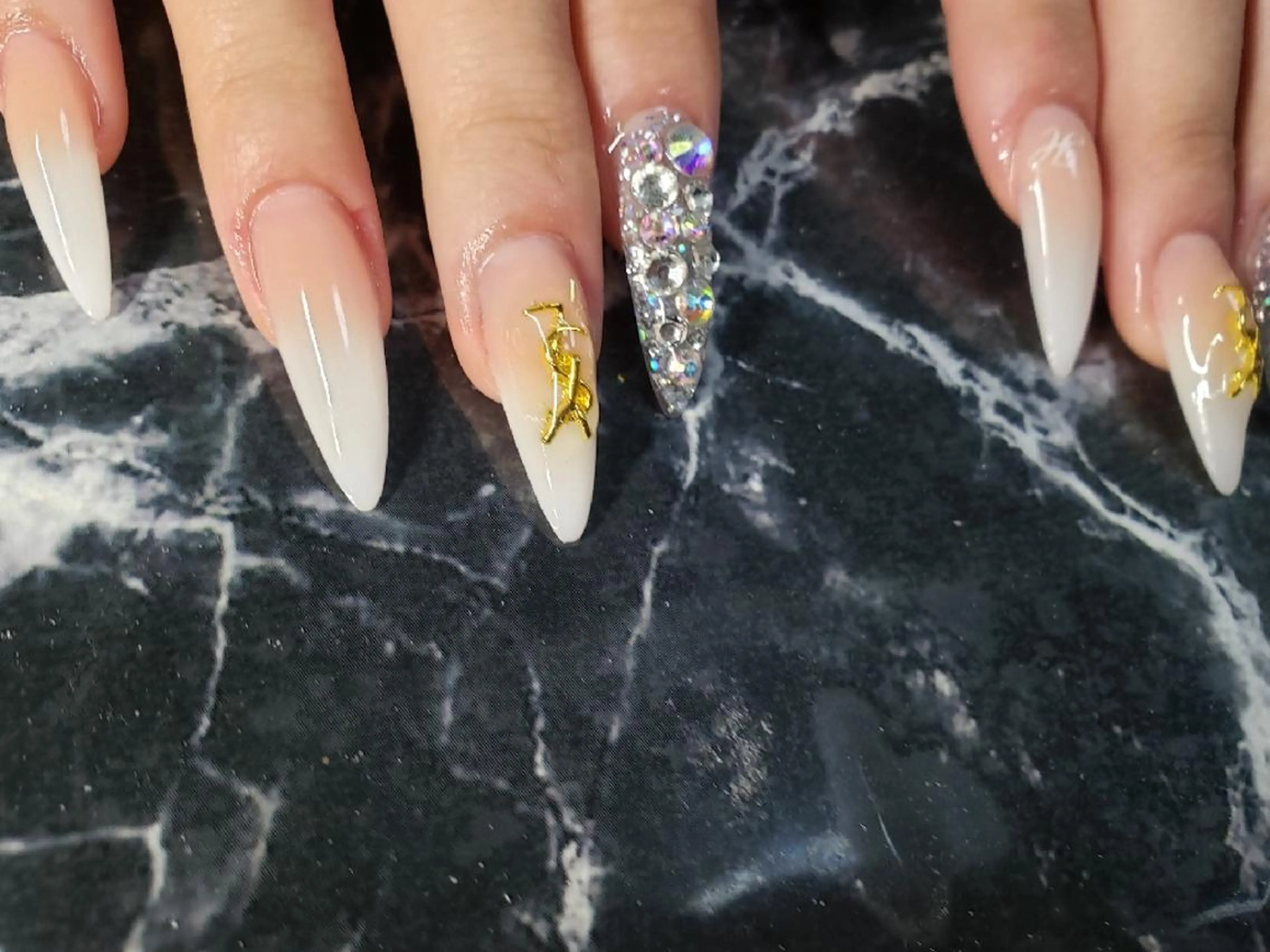 ミディアム ネイル ハンドネイル クロキ 。のネイルデザイン