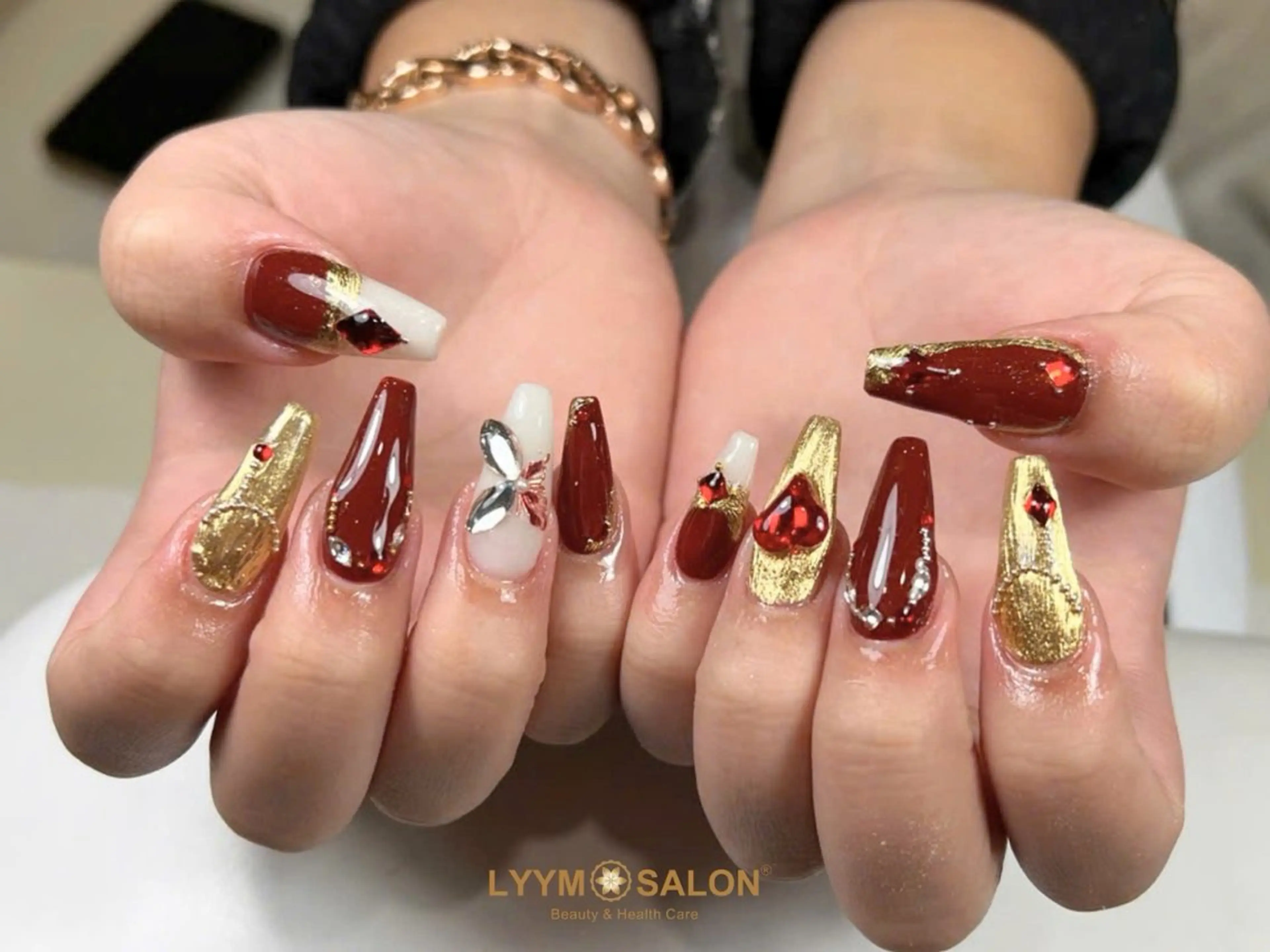 ネイル ボルドー ゴールド 韓国ネイル 赤色 ストーンネイル ハンドネイル LYYM Salonのネイルデザイン