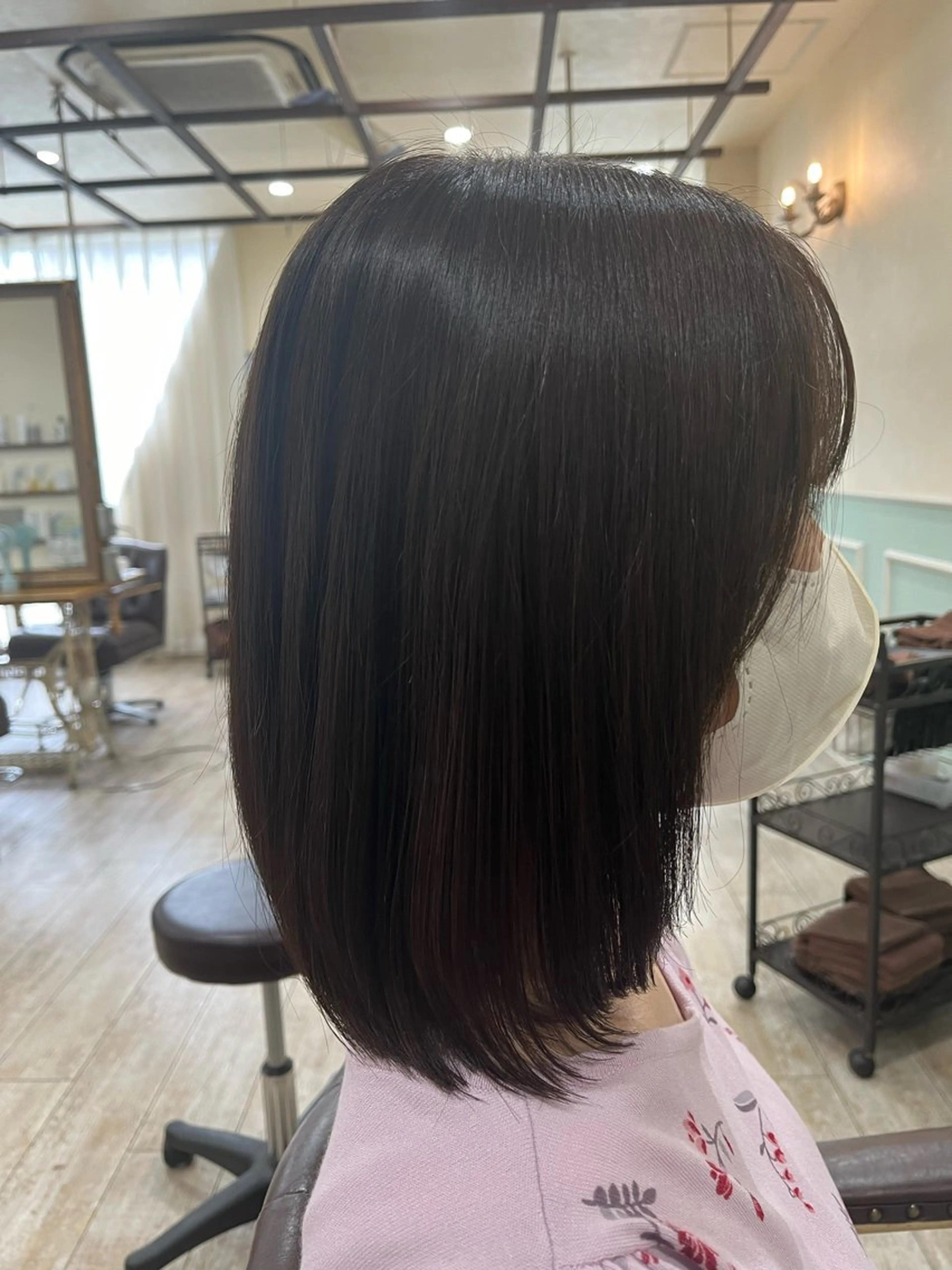 ミディアム アッシュ ヘアカラー トリートメント ショートボブモデル縮 毛艶髪津田パーマのヘアスタイル