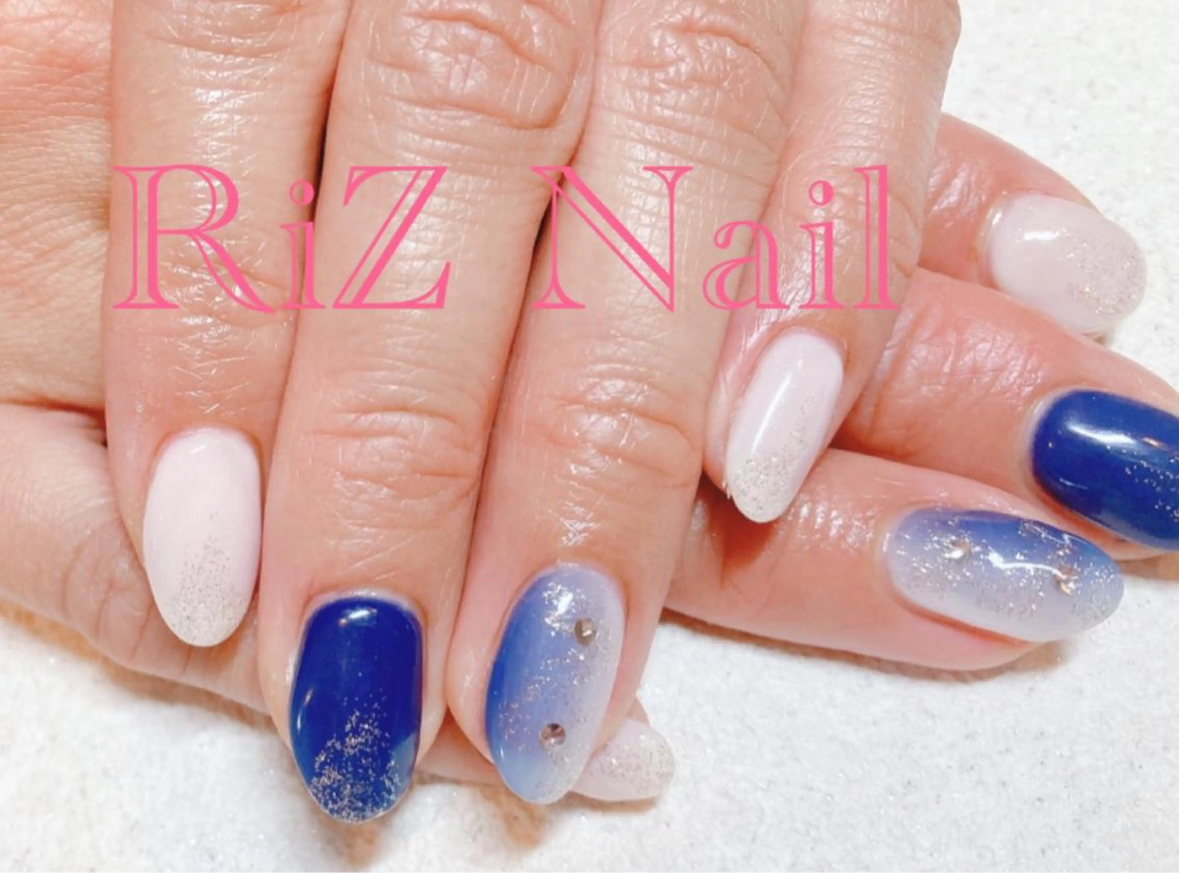 ネイル ブルー グラデーション シンプルネイル ホワイト RiZ nail salonのネイルデザイン
