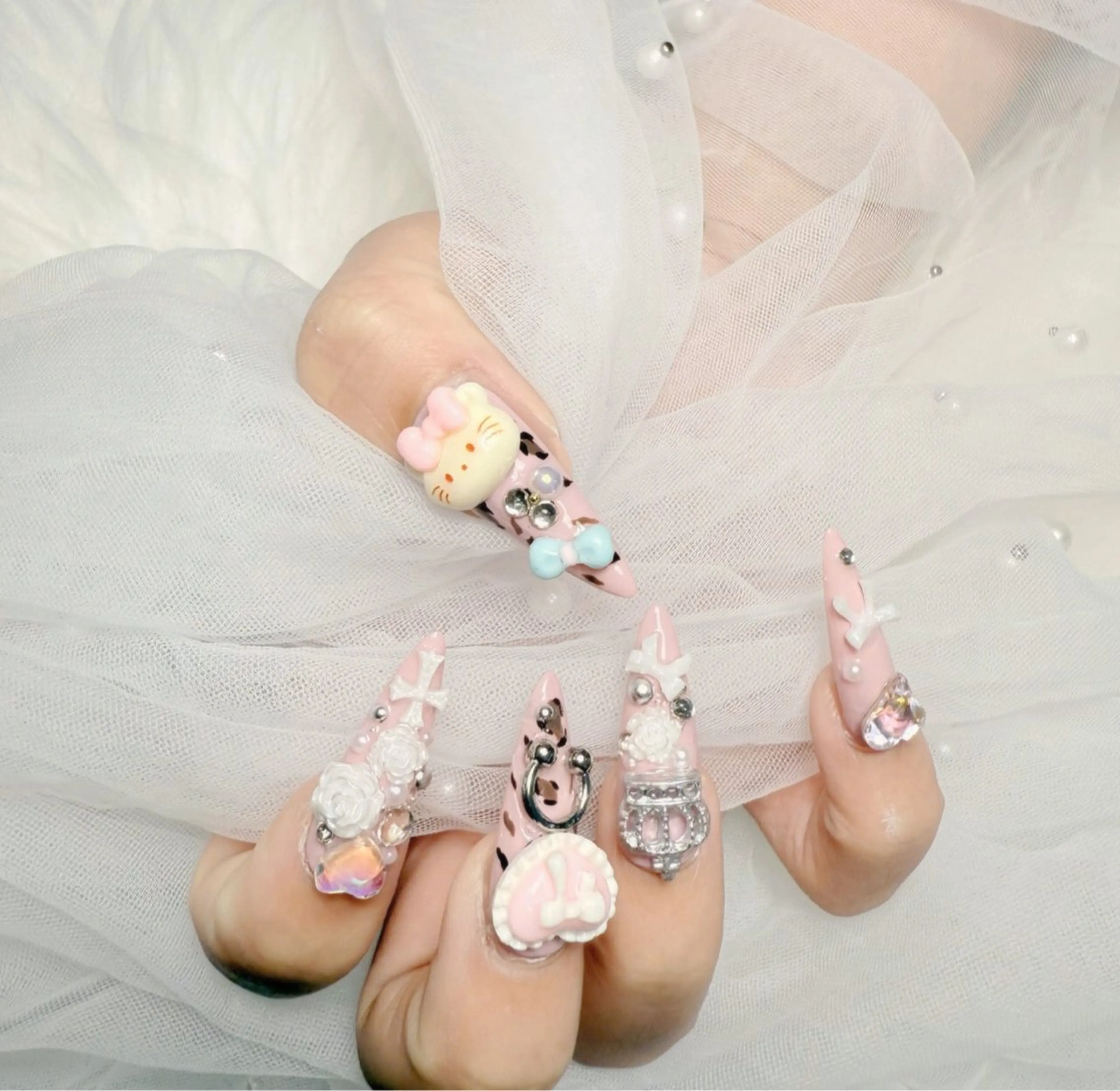 ネイル キラキラネイル マグネットネイル ミラーネイル ニュアンスネイル ワンホンネイル ハンドネイル Lyna 池袋のネイルデザイン