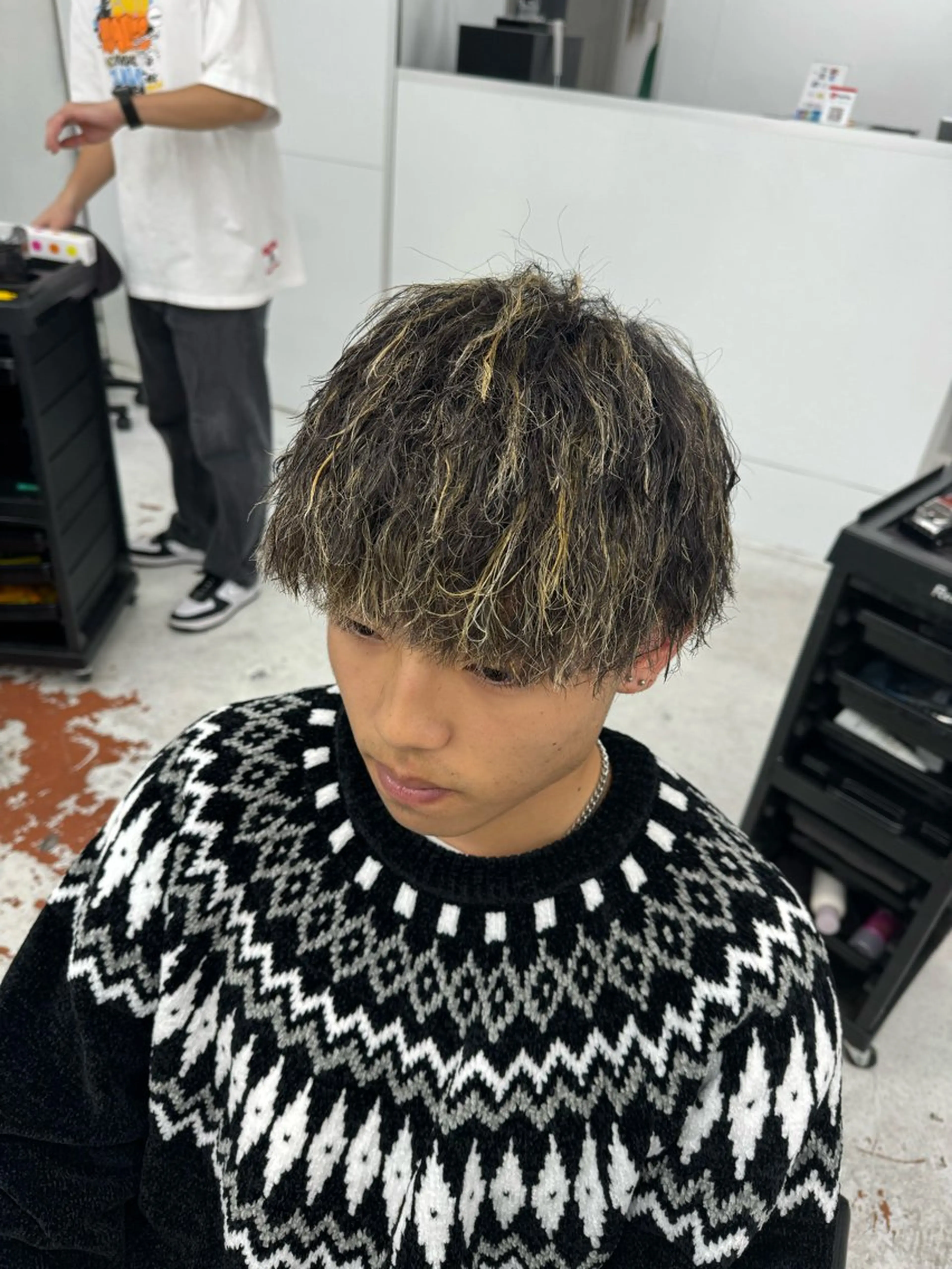 ショート パーマ メンズ メンズハイライト メンズパーマ メンズツイストパーマ ハイライト ツイストパーマ ヘアカラー 柏メンズカットパーマ NO.1タイチのヘアスタイル