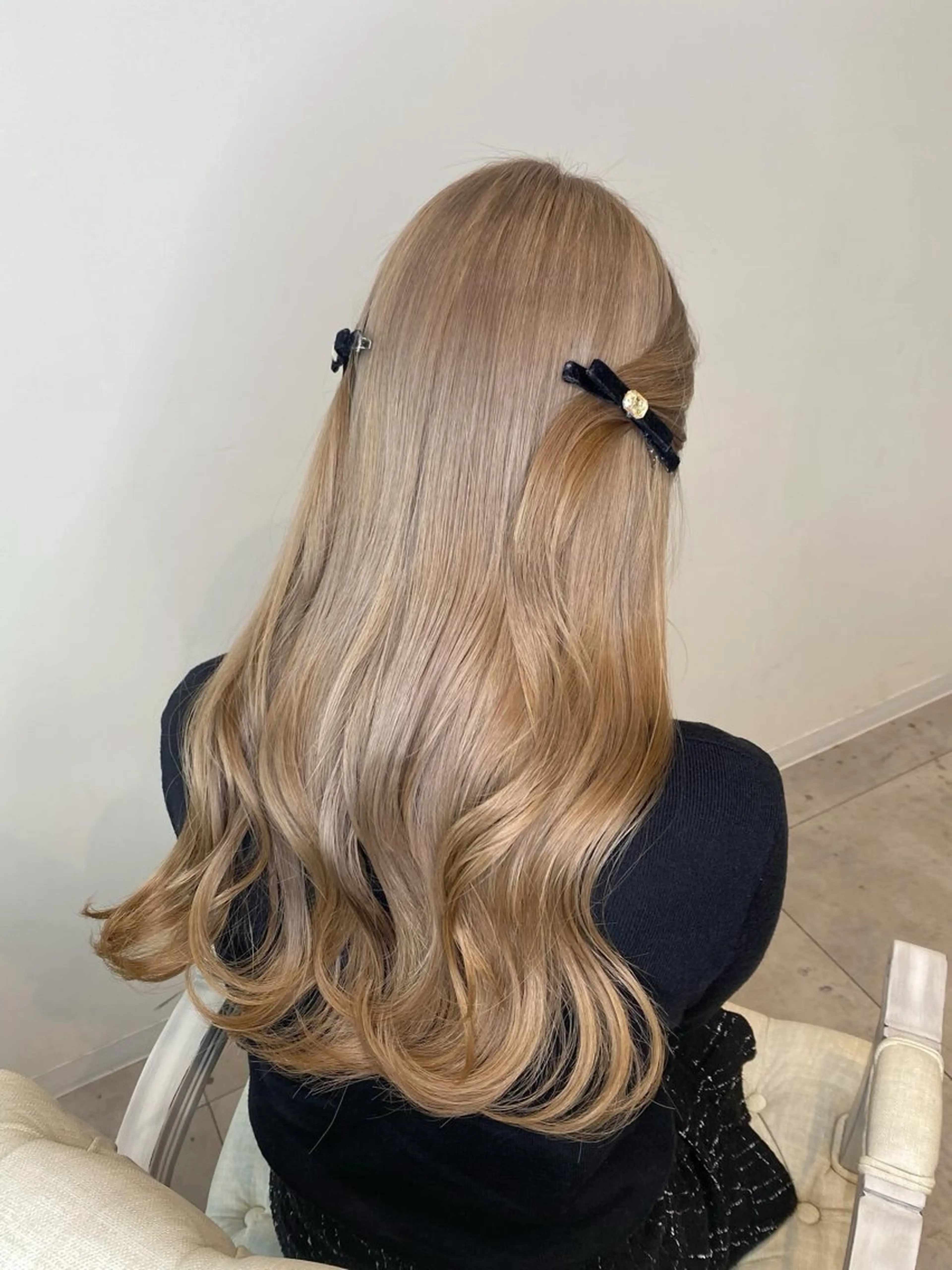 ロング カラー ベージュカラー ブリーチ ケアブリーチ デザインカラー ダブルカラー カット ヘアカラー 肌に馴染むハイトーン /ミルクティーカラーのヘアスタイル