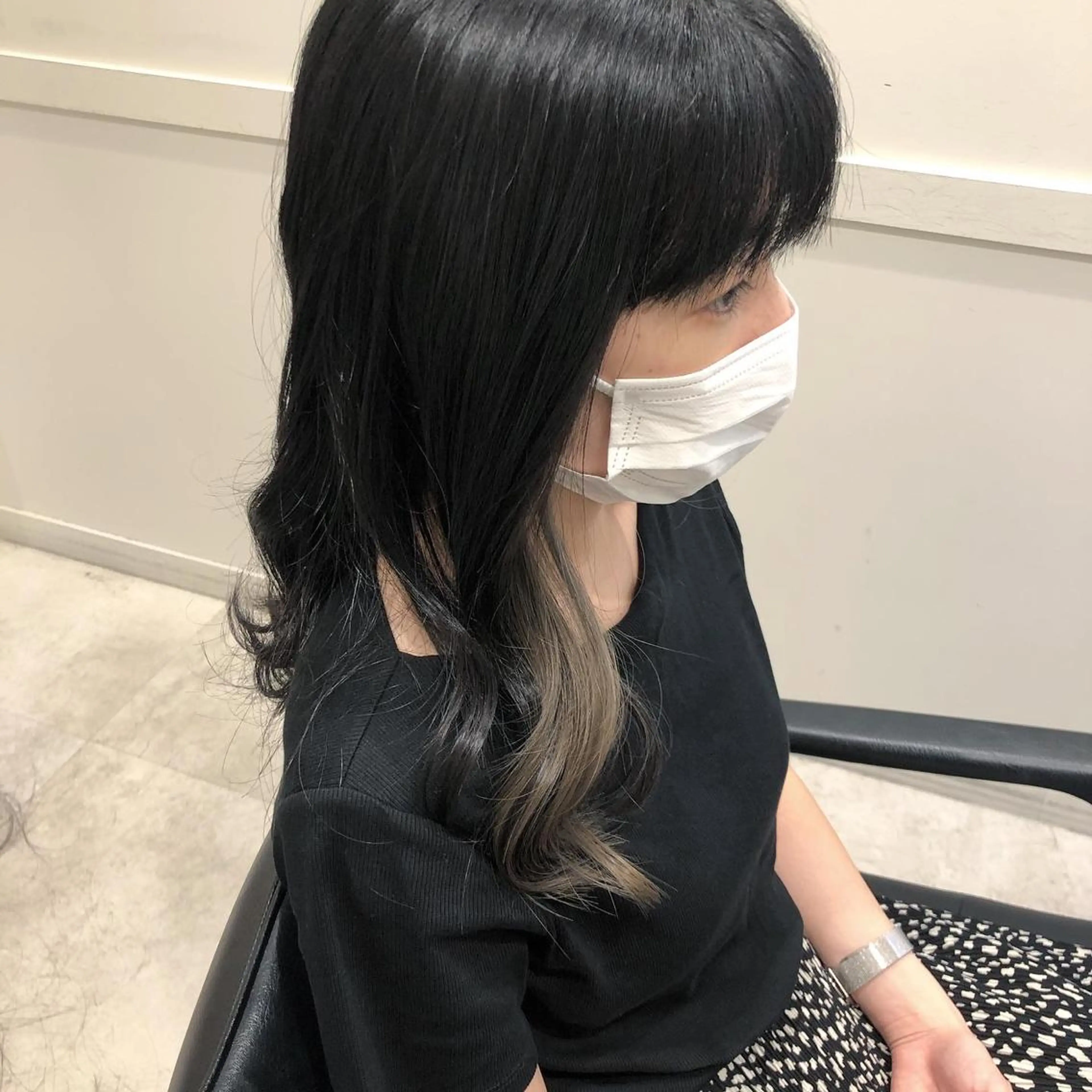 セミロング カラー ブリーチ イヤリングカラー グレージュ 🫧こおりやま なつみ🫧のヘアスタイル