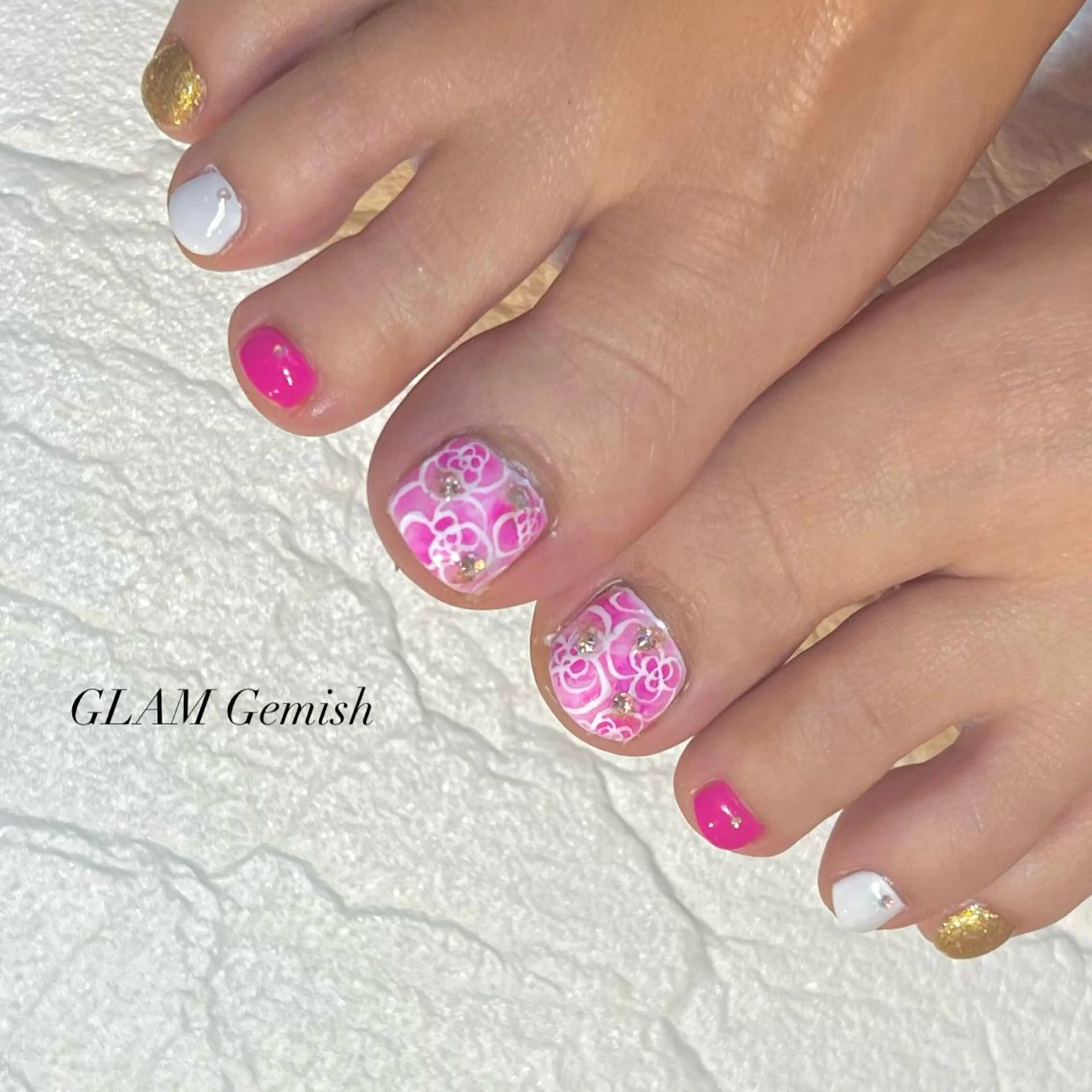 ネイル 持ち込み ピンク ストーンネイル フットネイル 藤崎 恵梨香のネイルデザイン