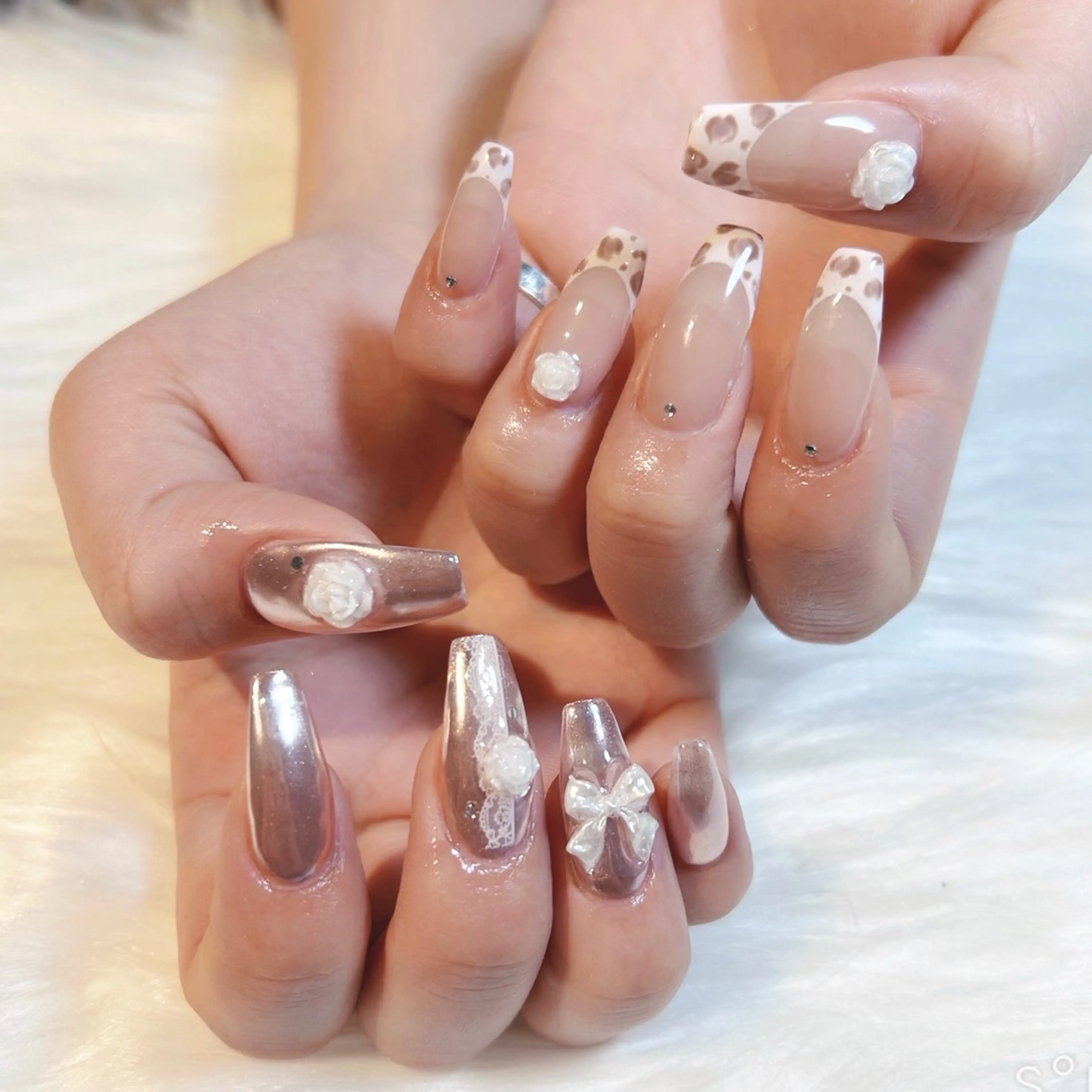 ネイル アニマル柄 フレンチネイル ガーリー キラキラネイル ミラーネイル ぷりゅねる 心斎橋のネイルデザイン