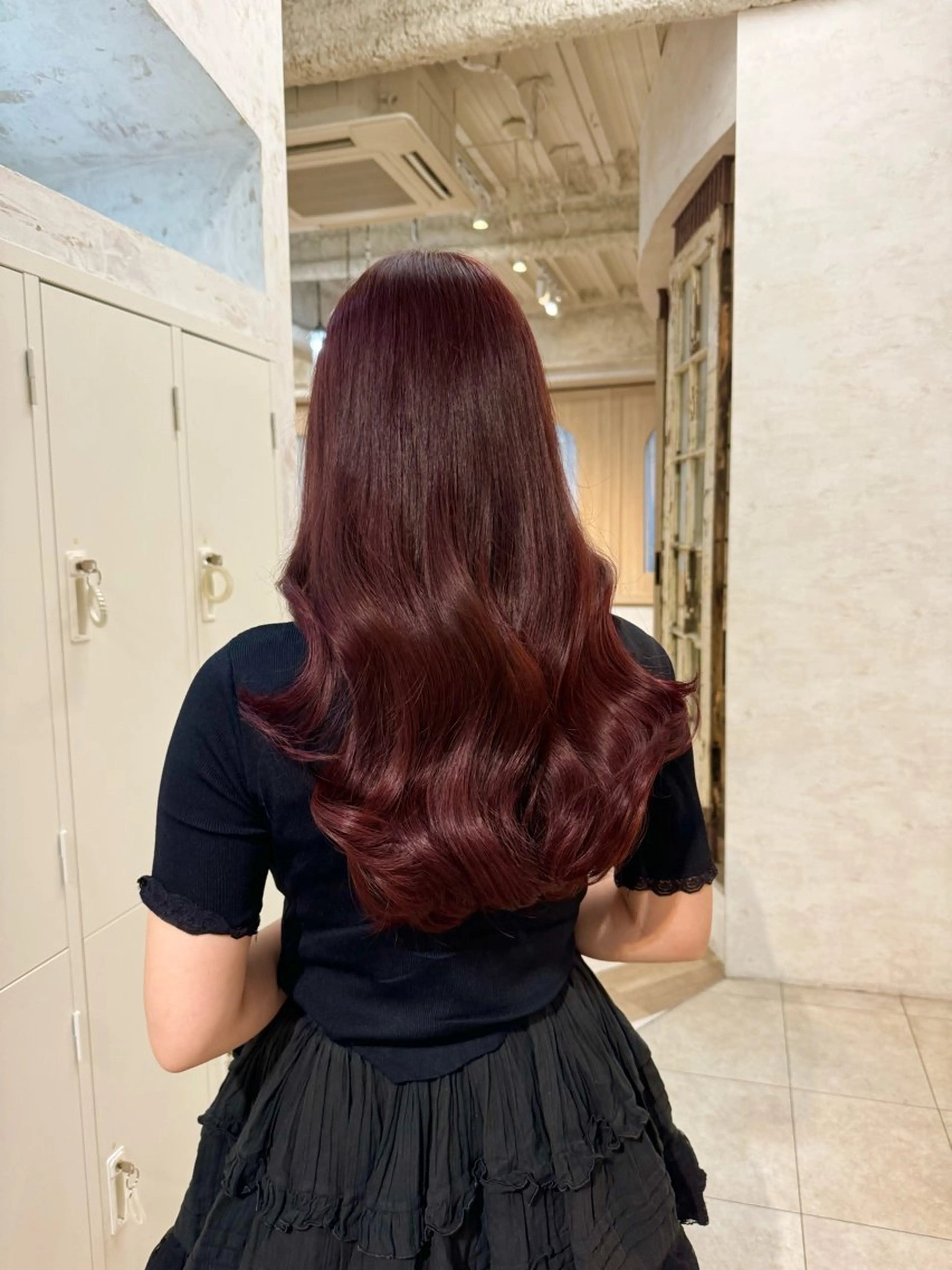 ロング カラー ブリーチ ボルドーカラー ブリーチなしカラー レッドカラー 佐々木 花音のヘアスタイル