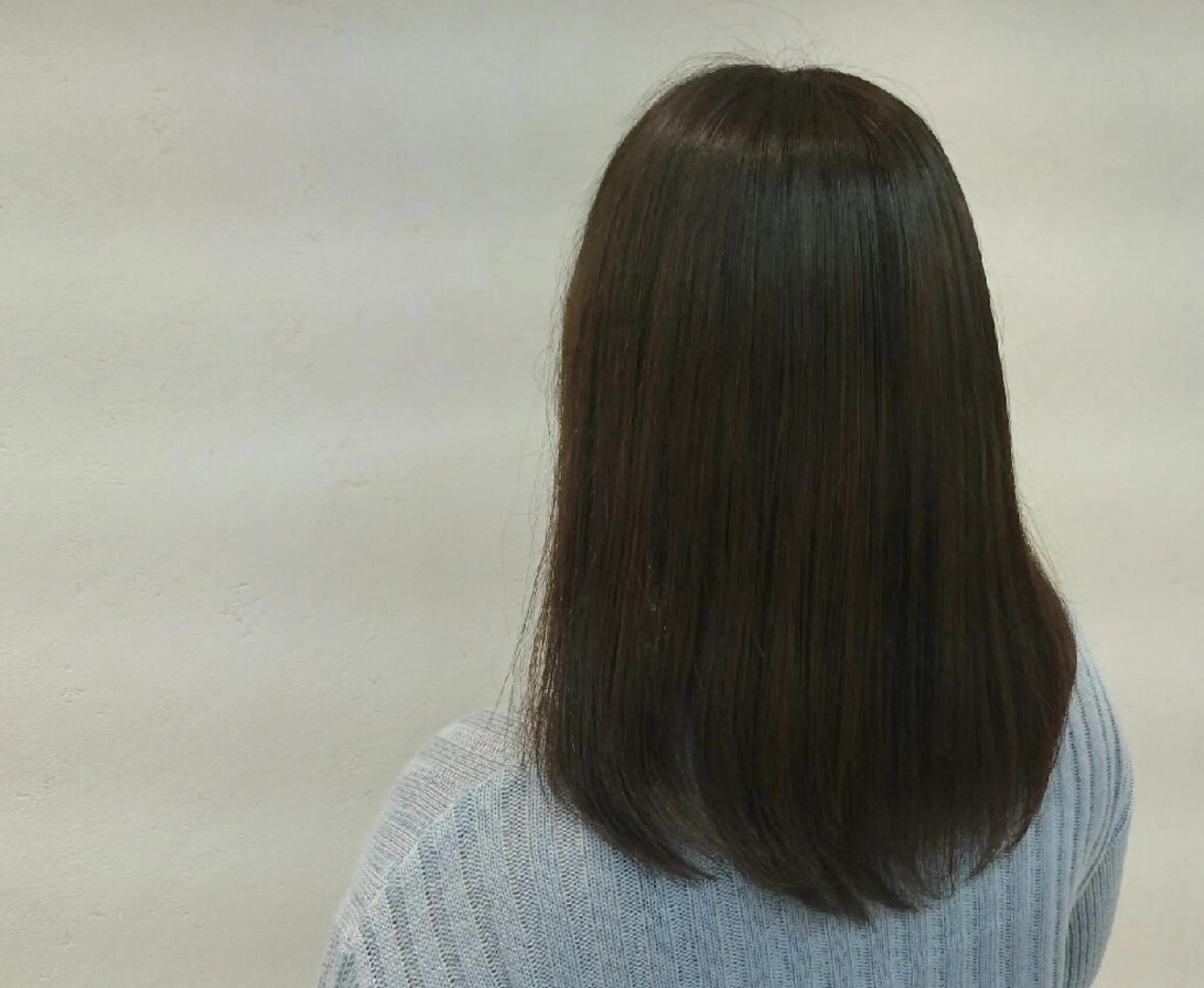 セミロング カラー アッシュ イルミナカラー 透明感ハイライト◎ 伊藤夏海のヘアスタイル