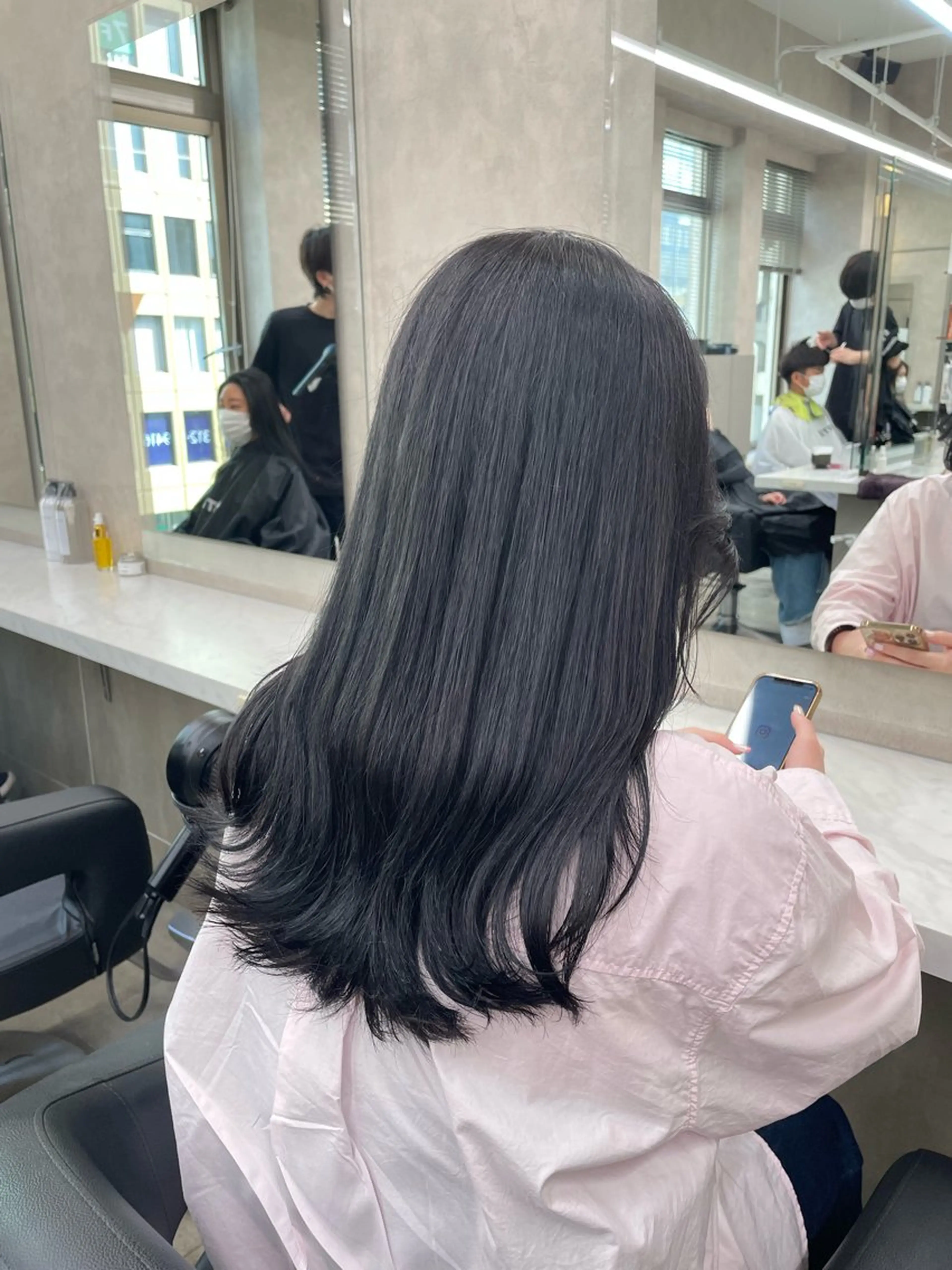 セミロング カラー パーマ ヘアアレンジ メンズ キッズ カット ヘアカラー トリートメント 🦋韓国レイヤー｜ 透明感グレージュ🦋のヘアスタイル