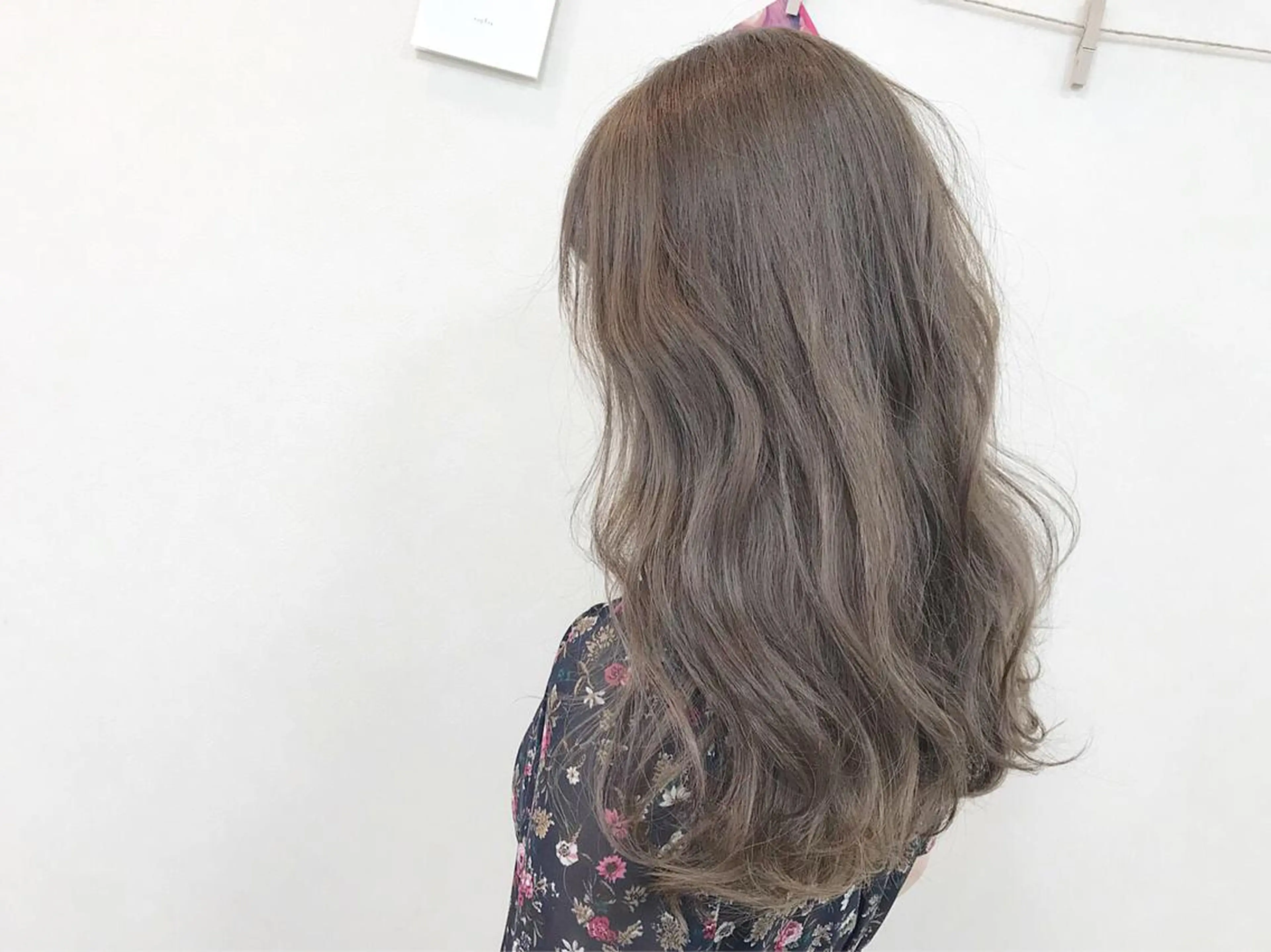 ロング カラー ベージュカラー ブリーチ 立川 奈那子のヘアスタイル
