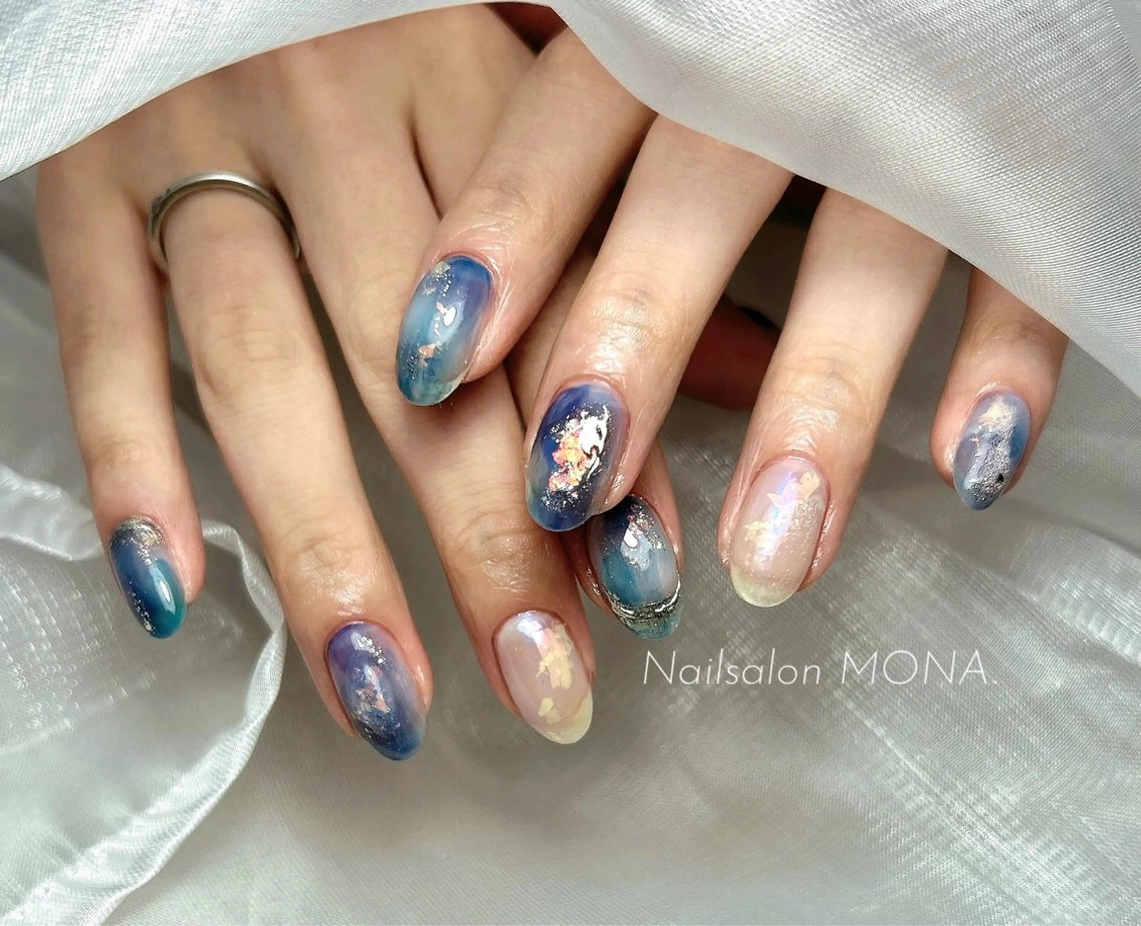ネイル ブルー 水色 ニュアンスネイル ホワイト ハンドネイル Nailsalon MONA.のネイルデザイン
