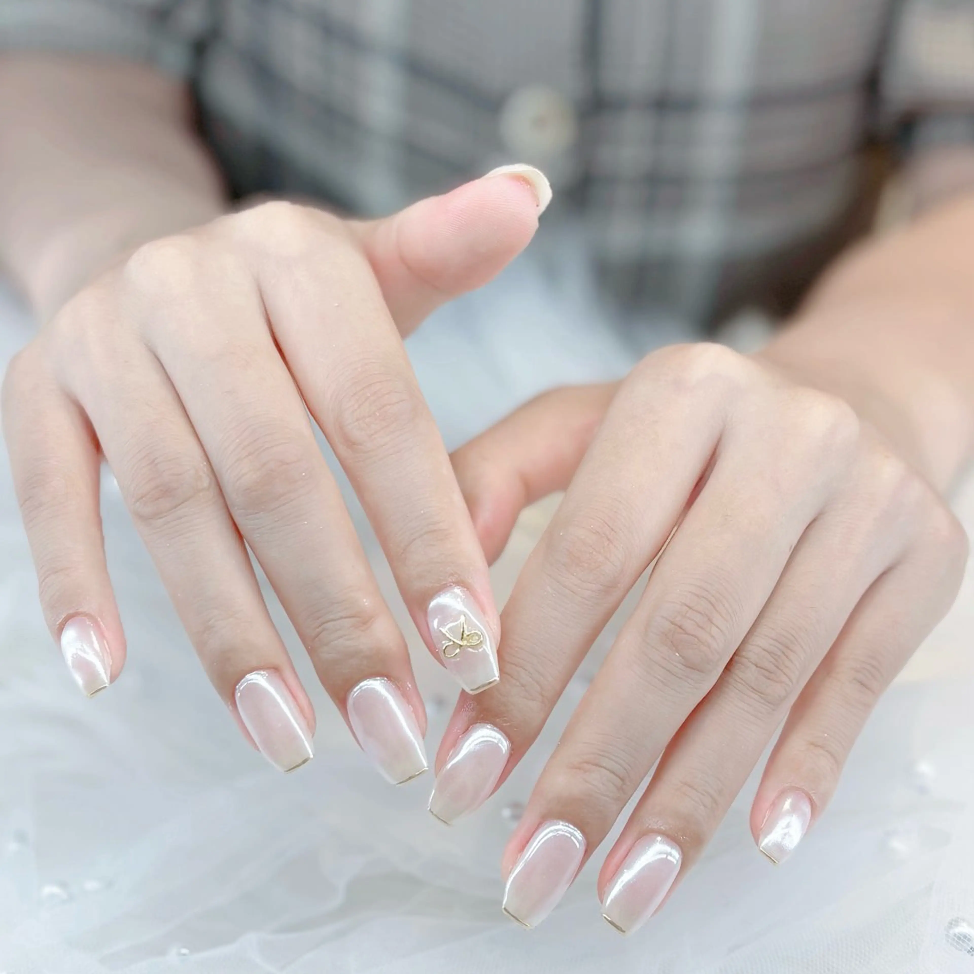 ネイル オーロラネイル フレンチネイル キラキラネイル ミラーネイル リボン ハンドネイル ぷりゅねる 心斎橋のネイルデザイン