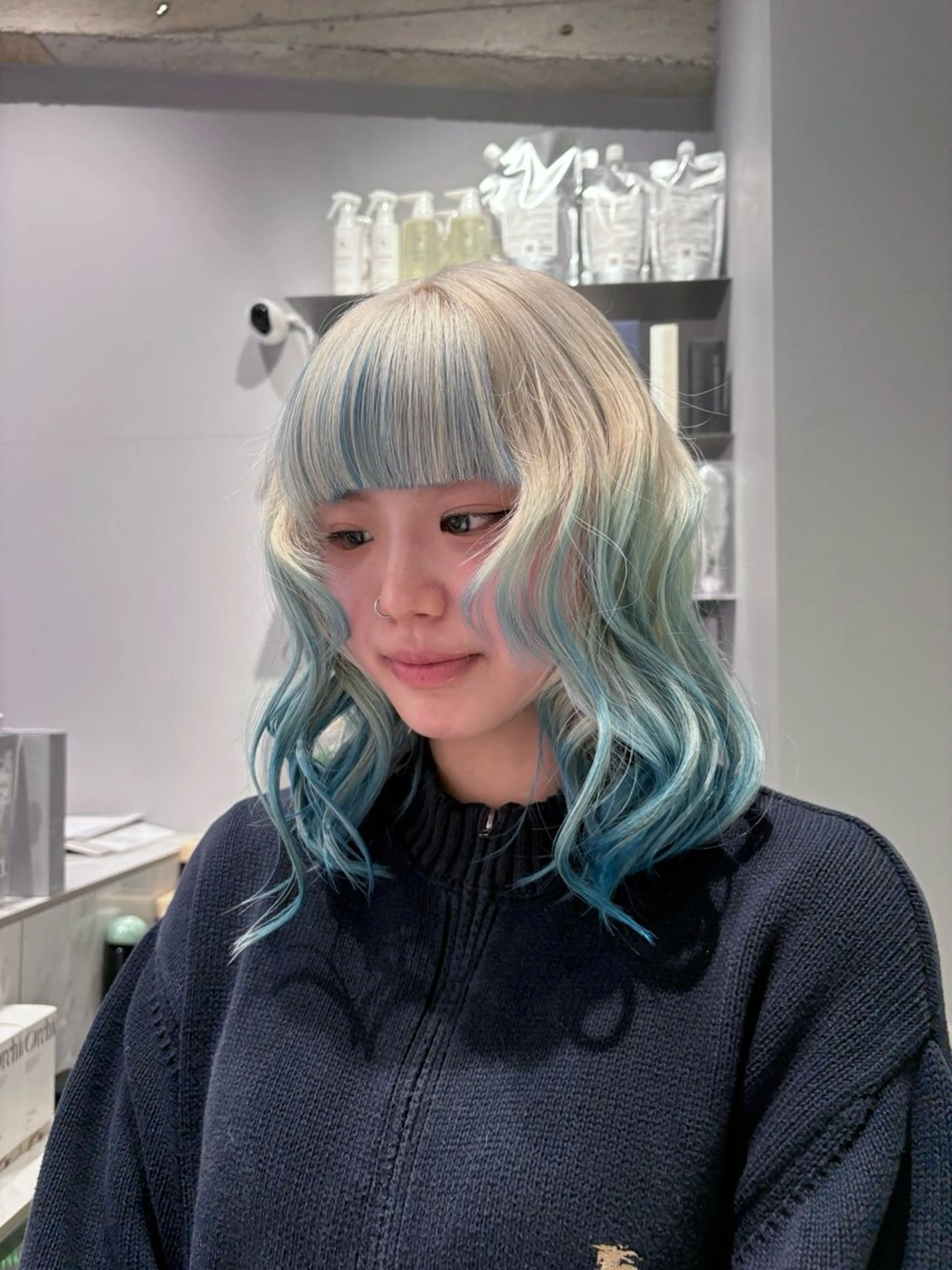 ミディアム カラー アクアカラー ブリーチ ブルーカラー ケアブリーチ デザインカラー カット ヘアカラー トリートメント 菜々🫧新宿 透明感ケアブリーチのヘアスタイル