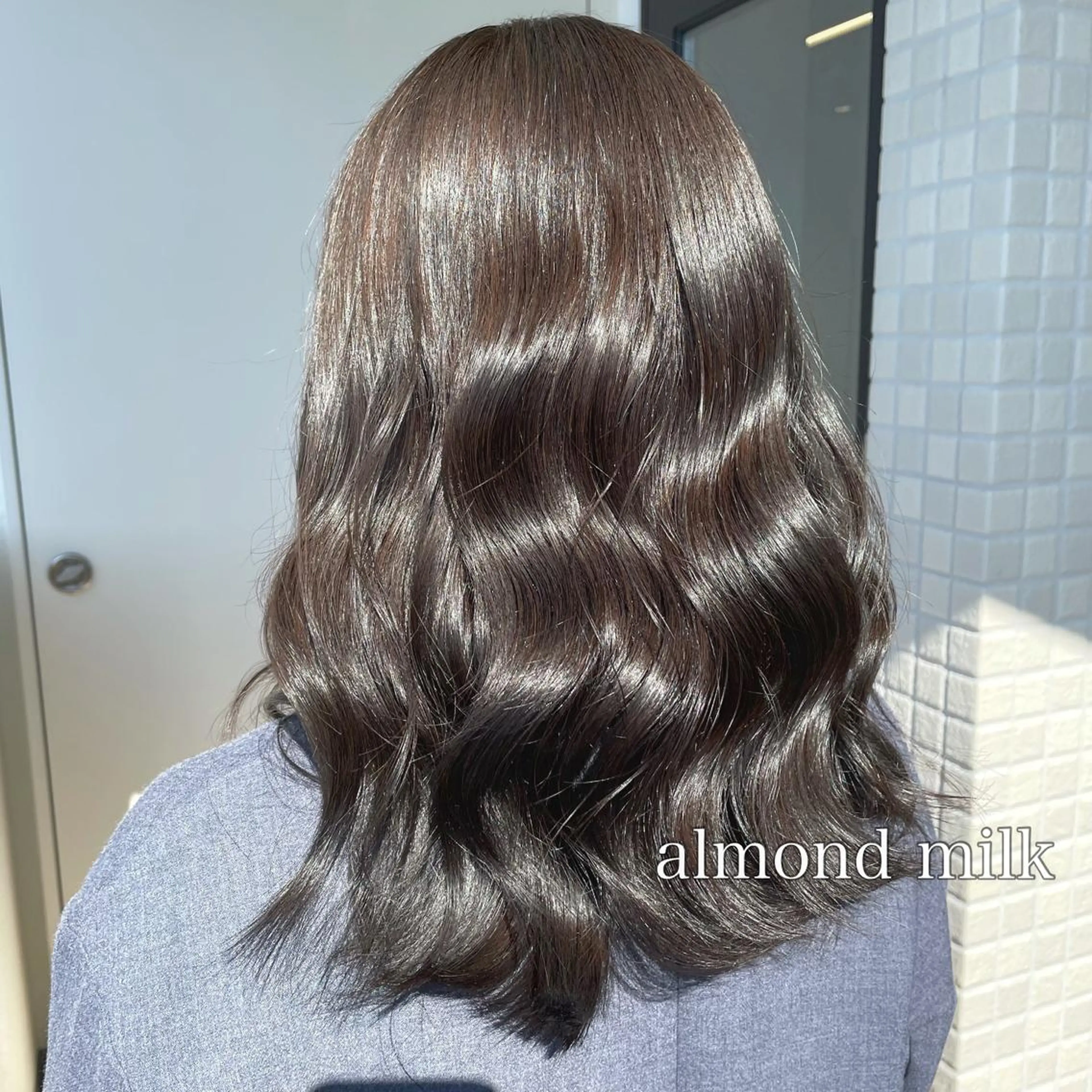 セミロング カラー ハイトーンイヤ リングカラー清水隆央のヘアスタイル