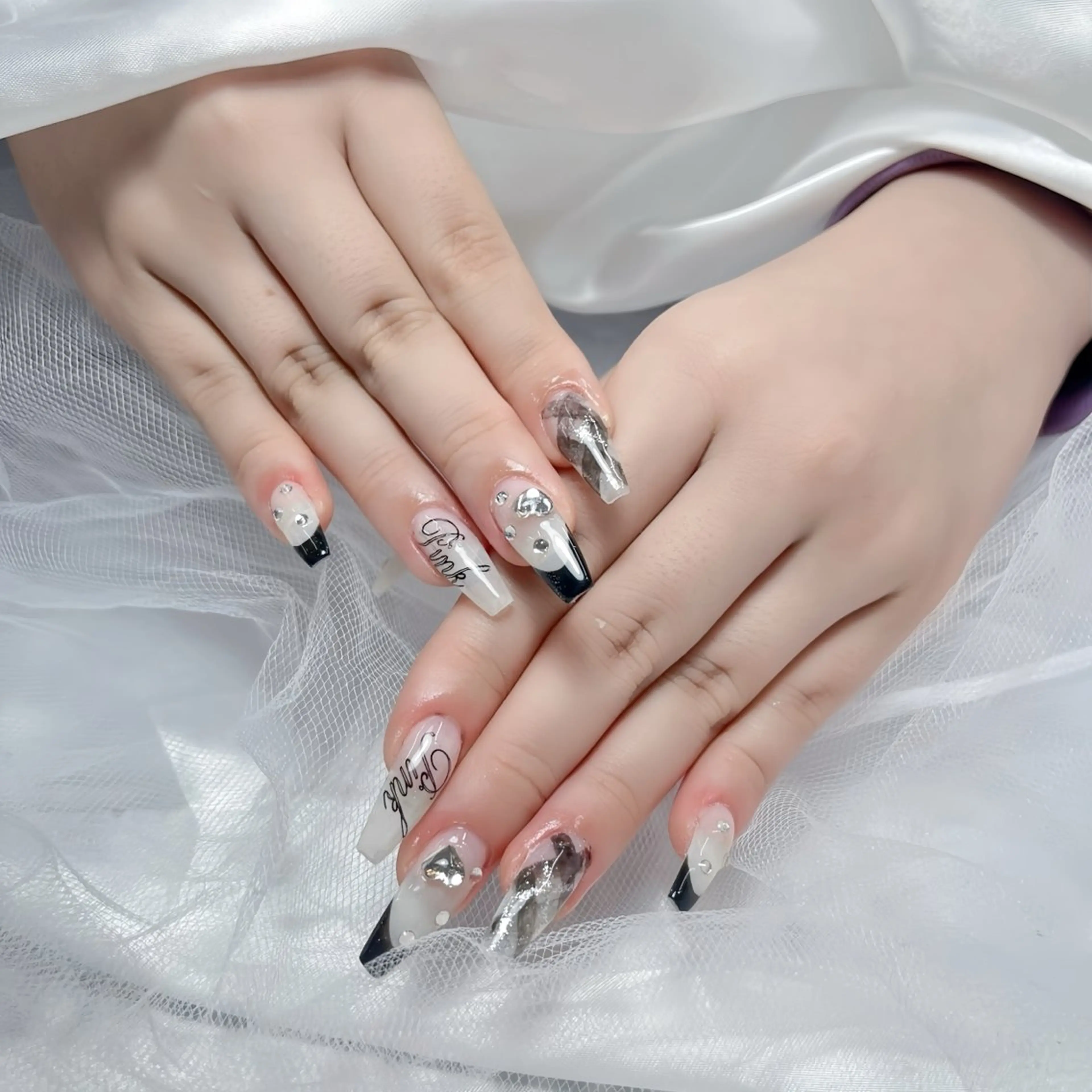 ネイル アートネイル チークネイル ジェルネイル ロングネイル マグネットネイル ハンドネイル Rin Nail 新大久保店のネイルデザイン