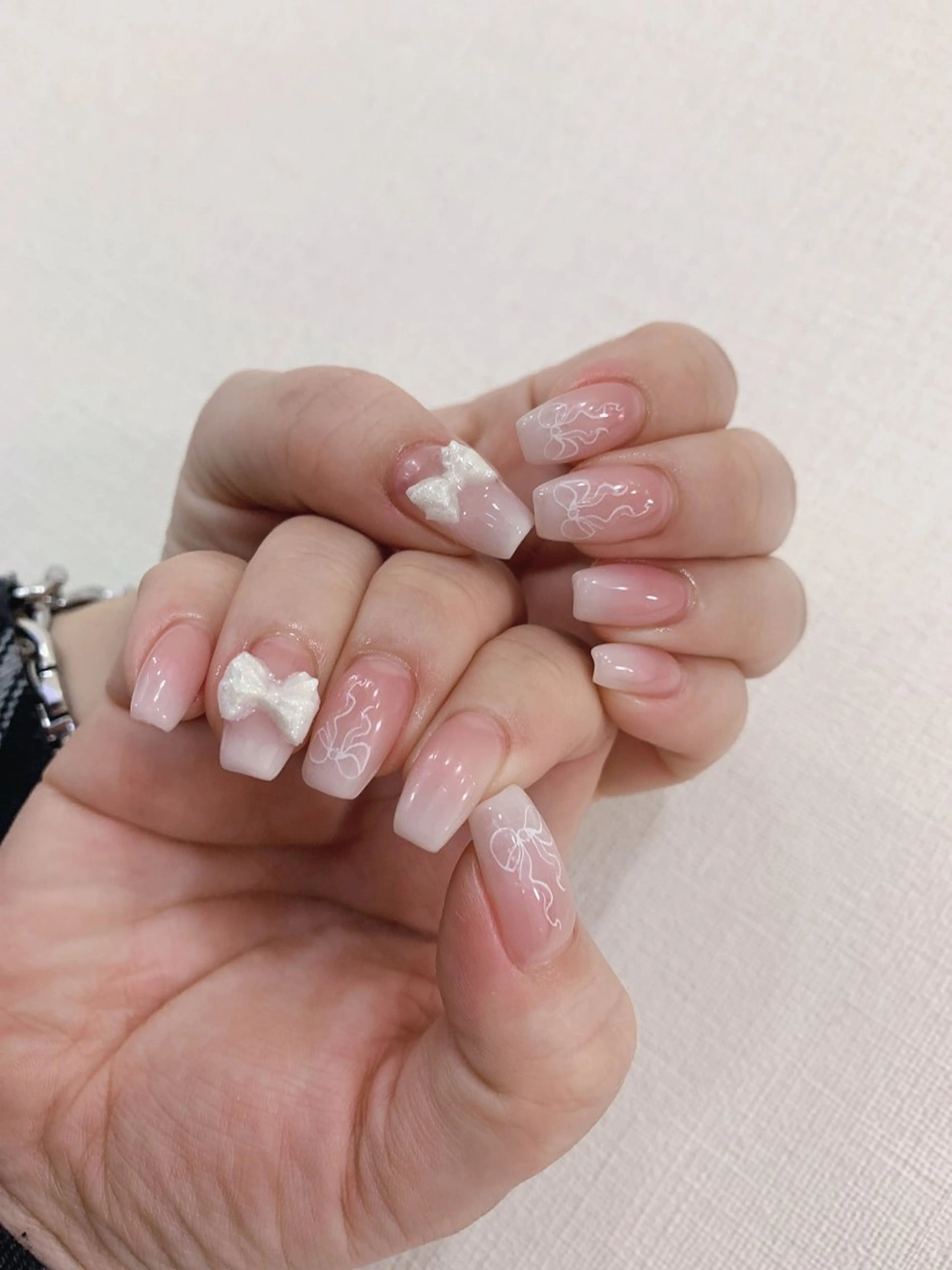 ネイル キラキラネイル 韓国ネイル シンプルネイル ワンホンネイル 冬ネイル ハンドネイル Rainbow Nailのネイルデザイン