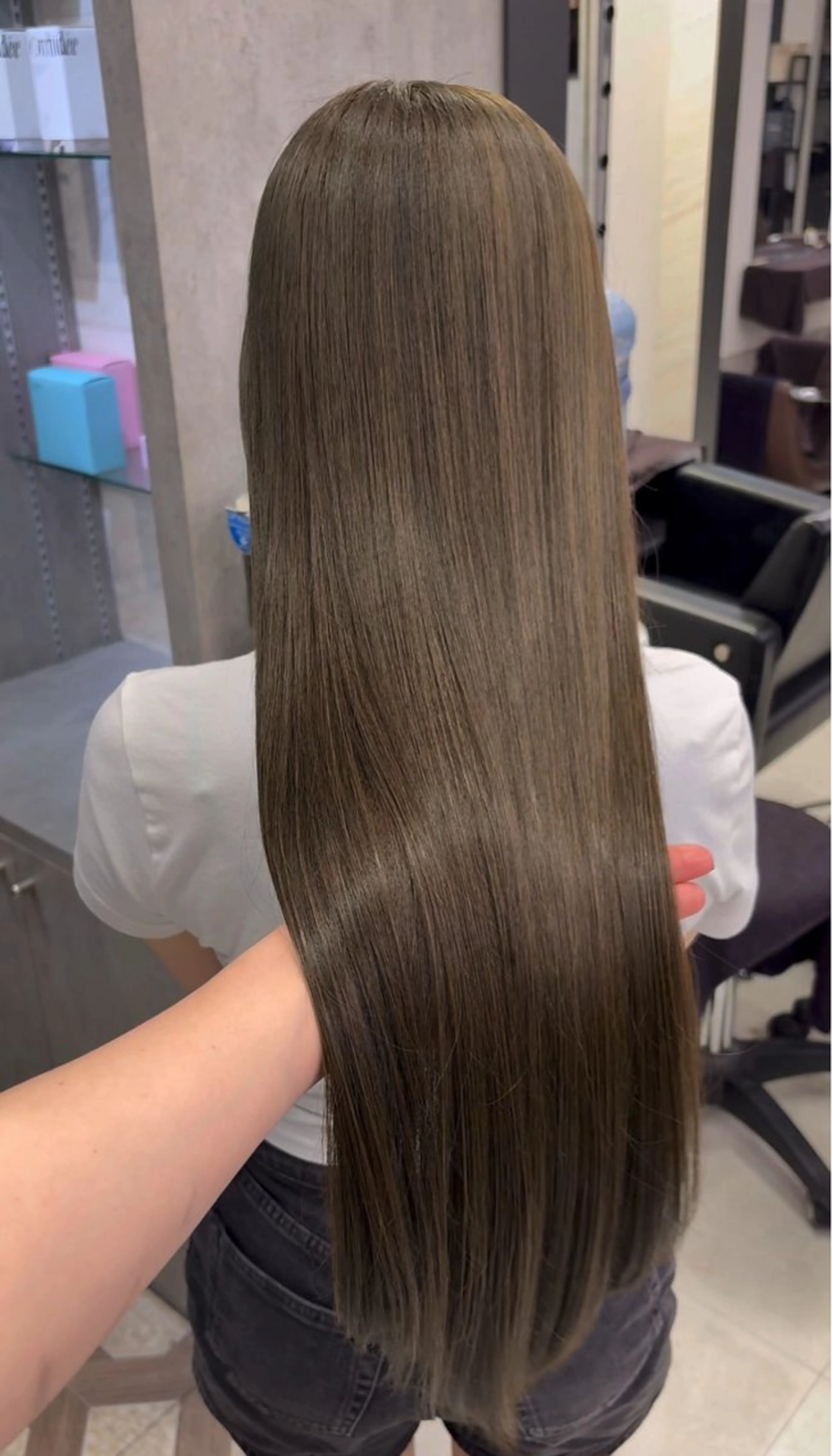 ロング カラー ベージュカラー 透明感カラー オリーブベージュ ハイトーン/レイヤー /ボブ/咲良のヘアスタイル