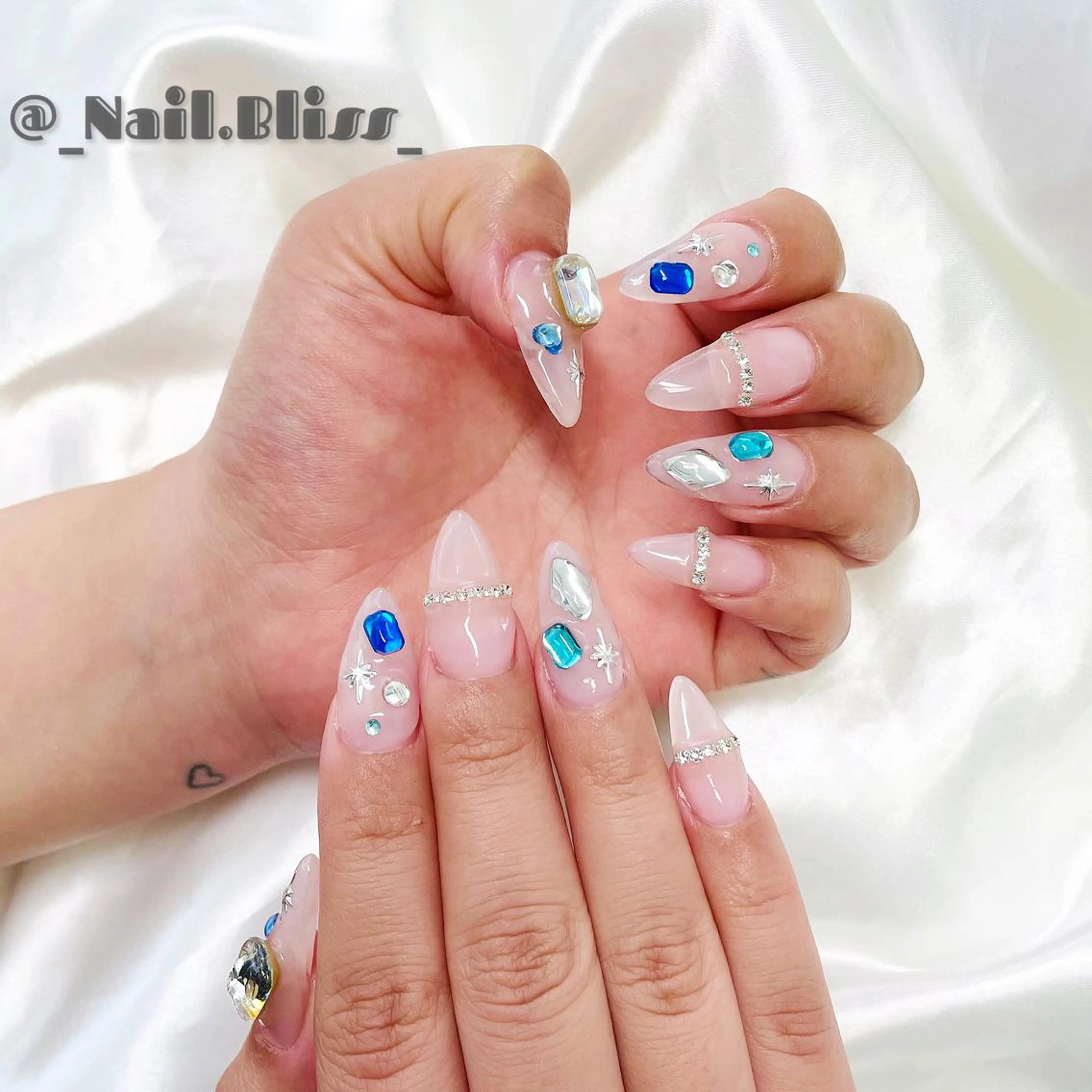 ネイル ストーンネイル ハンドネイル NAIL BLISSのネイルデザイン
