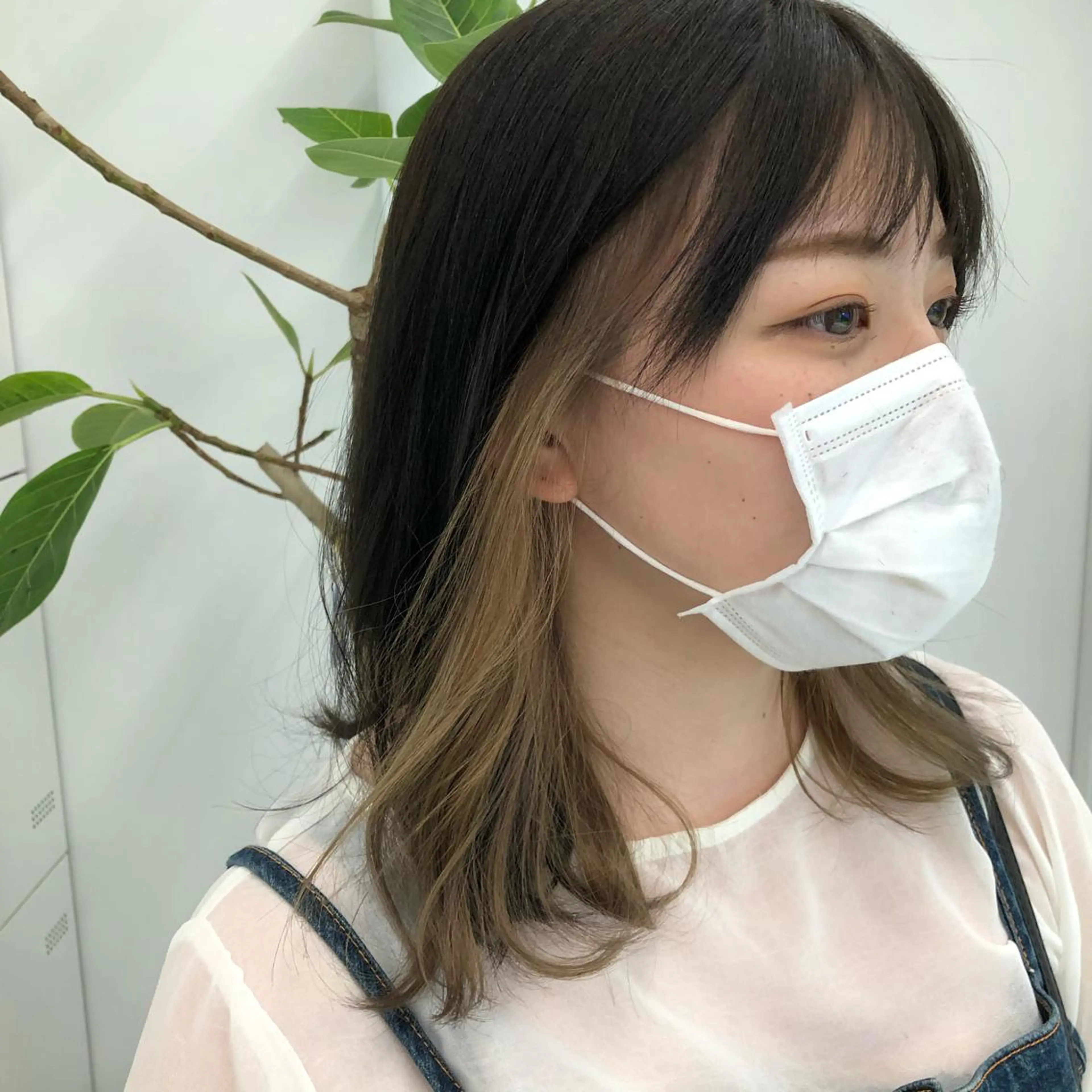 セミロング カラー インナーカラー レイヤーカット 透明感カラーのヘアスタイル