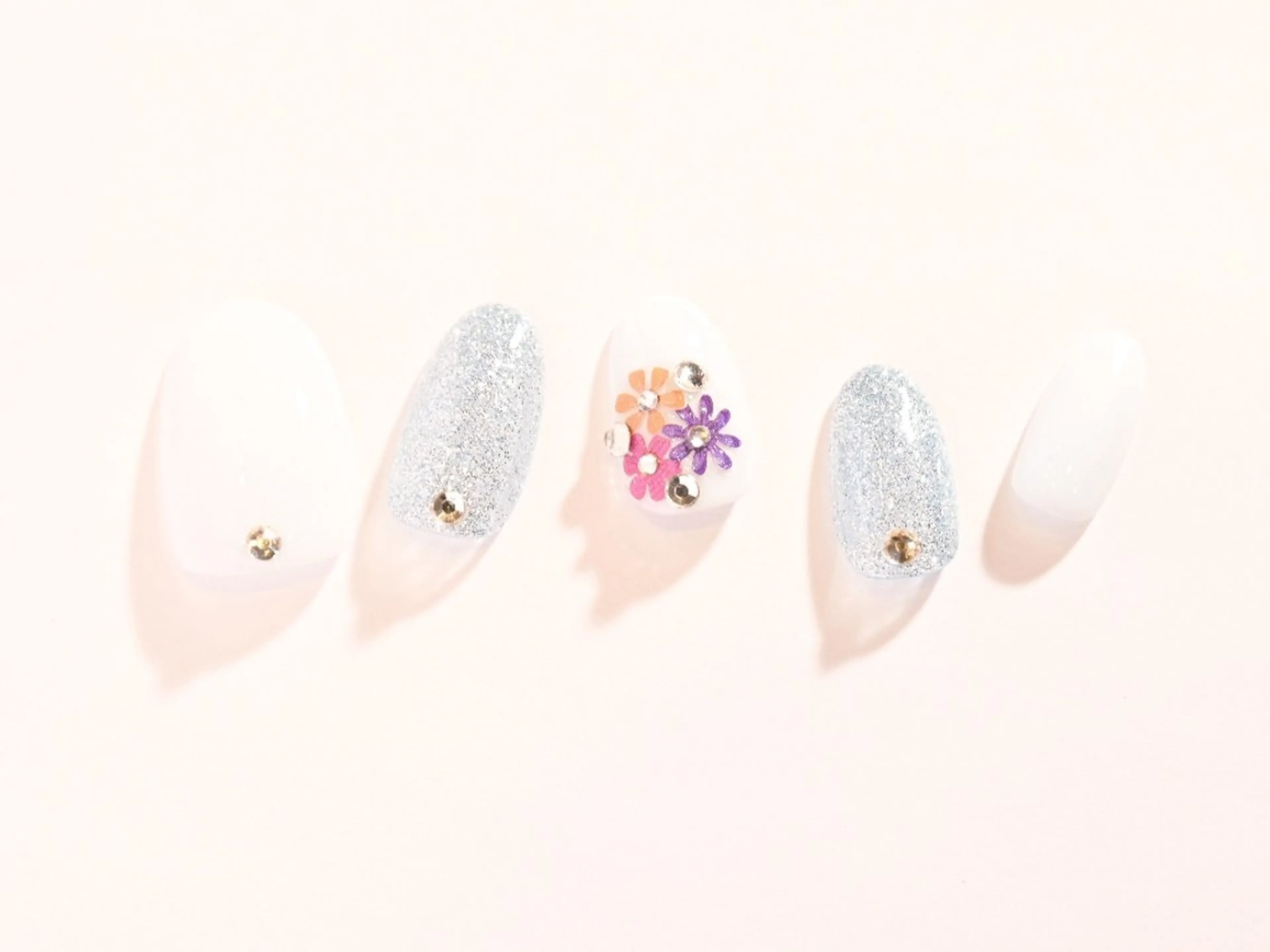 ネイル 春ネイル 💙🤍Tiary M🤍💙のネイルデザイン