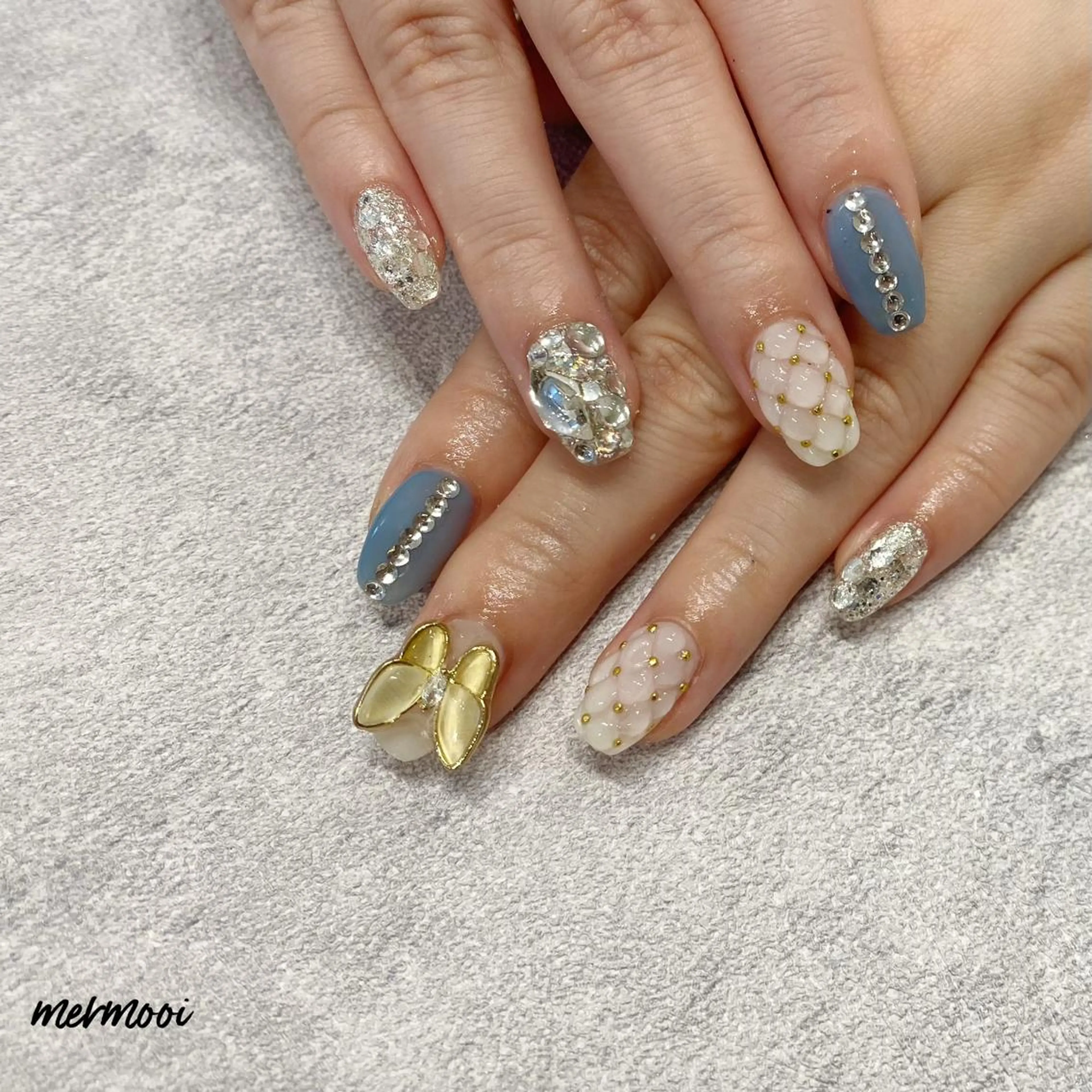 ネイル ブルー ジェルネイル キラキラネイル ロングネイル ストーンネイル ハンドネイル mermooi所属・melumooi nailのネイルデザイン