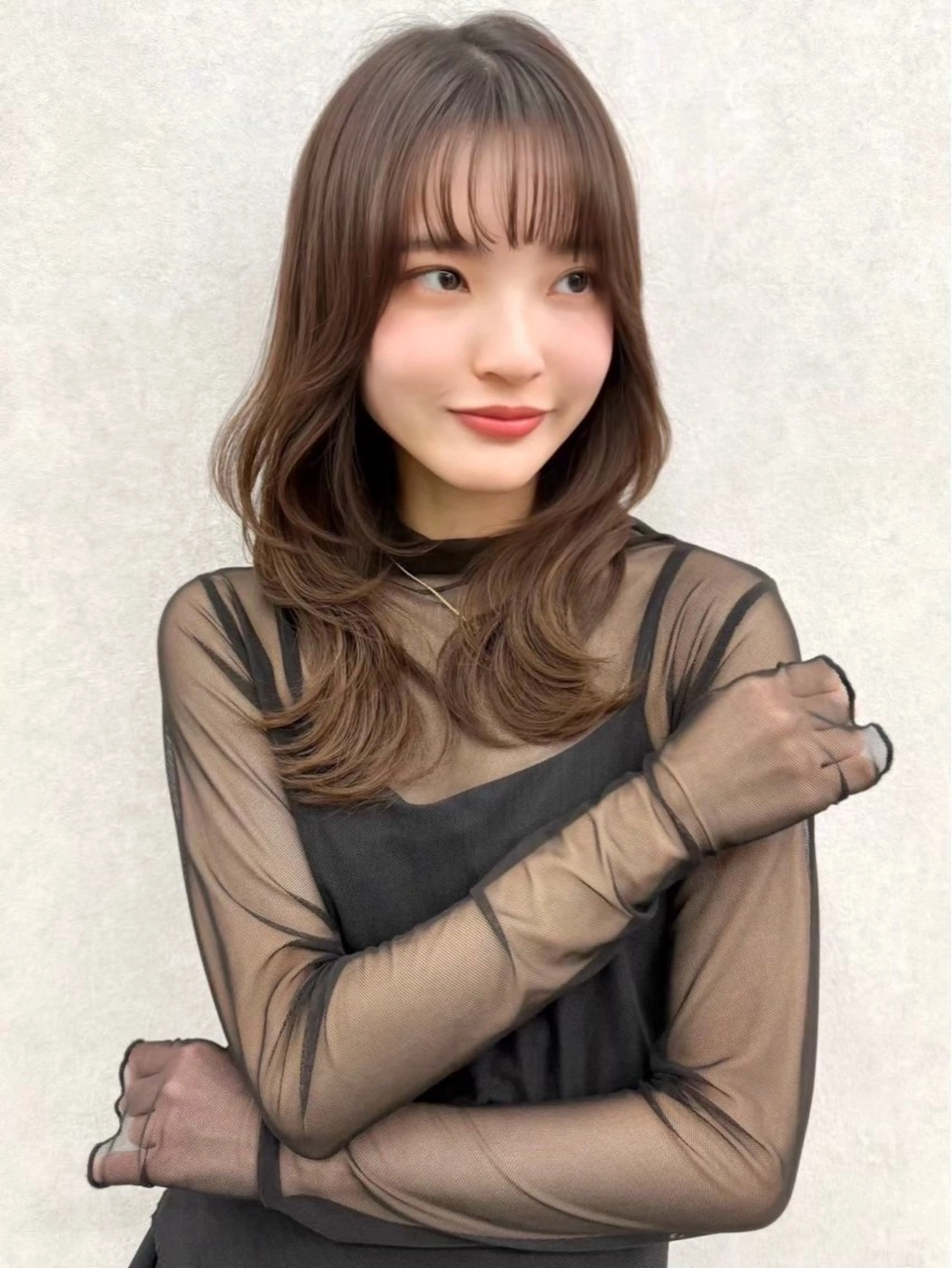 セミロング ブリーチなしWカラー / 野中悠那のヘアスタイル