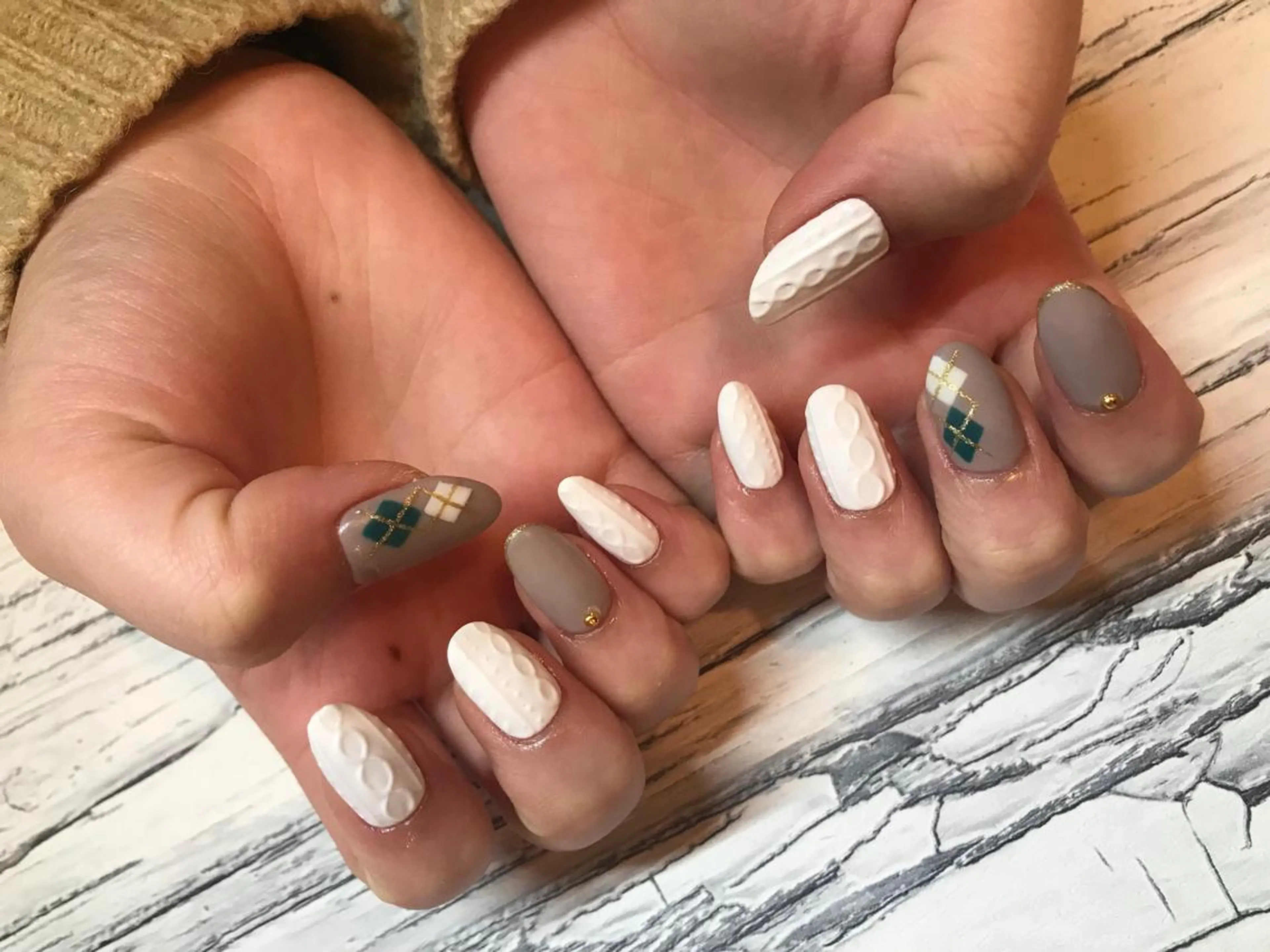 ネイル 長さ出し atelier chic+のネイルデザイン