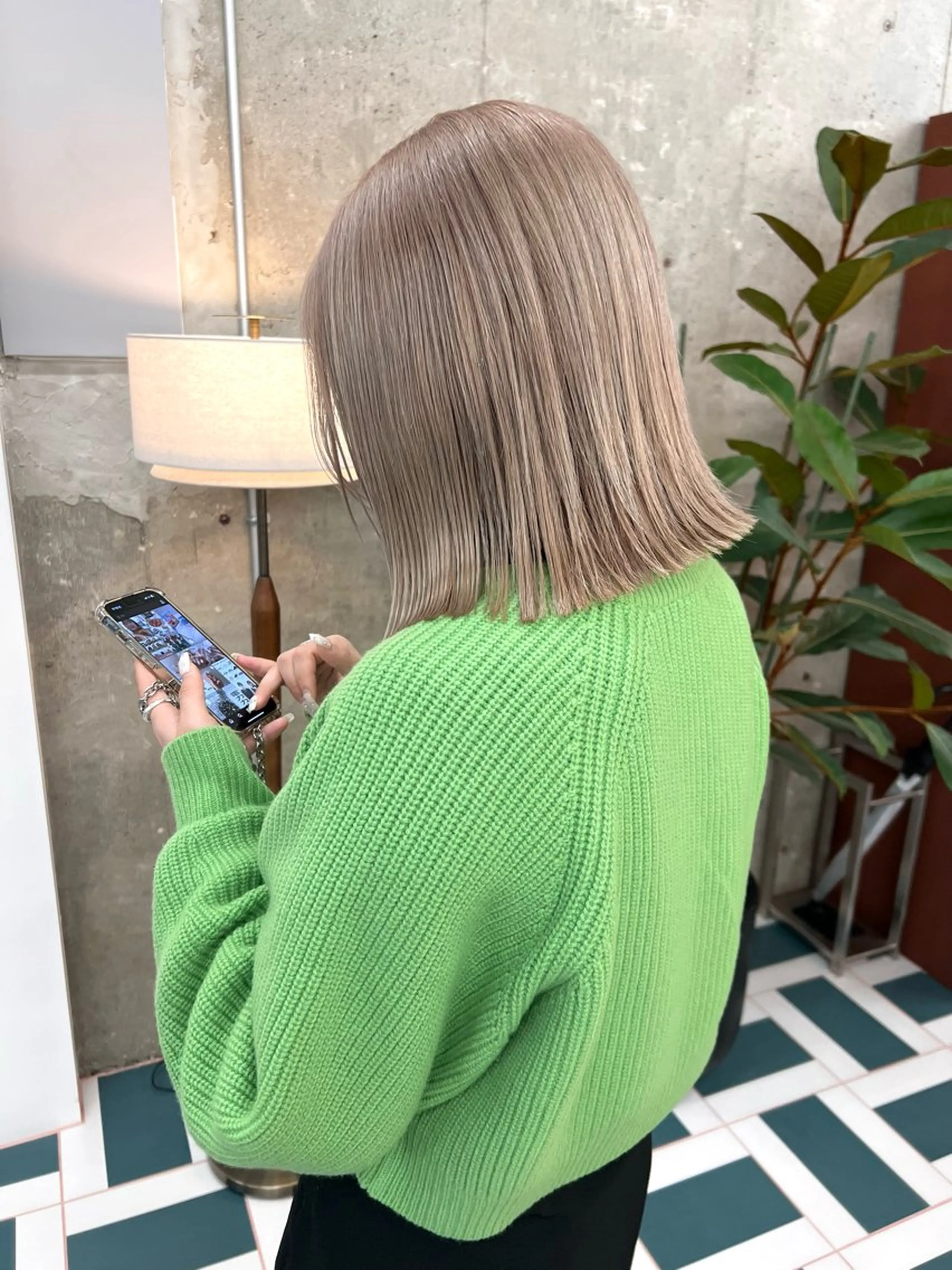 ミディアム ボブ/ハイトーン YUIのヘアスタイル