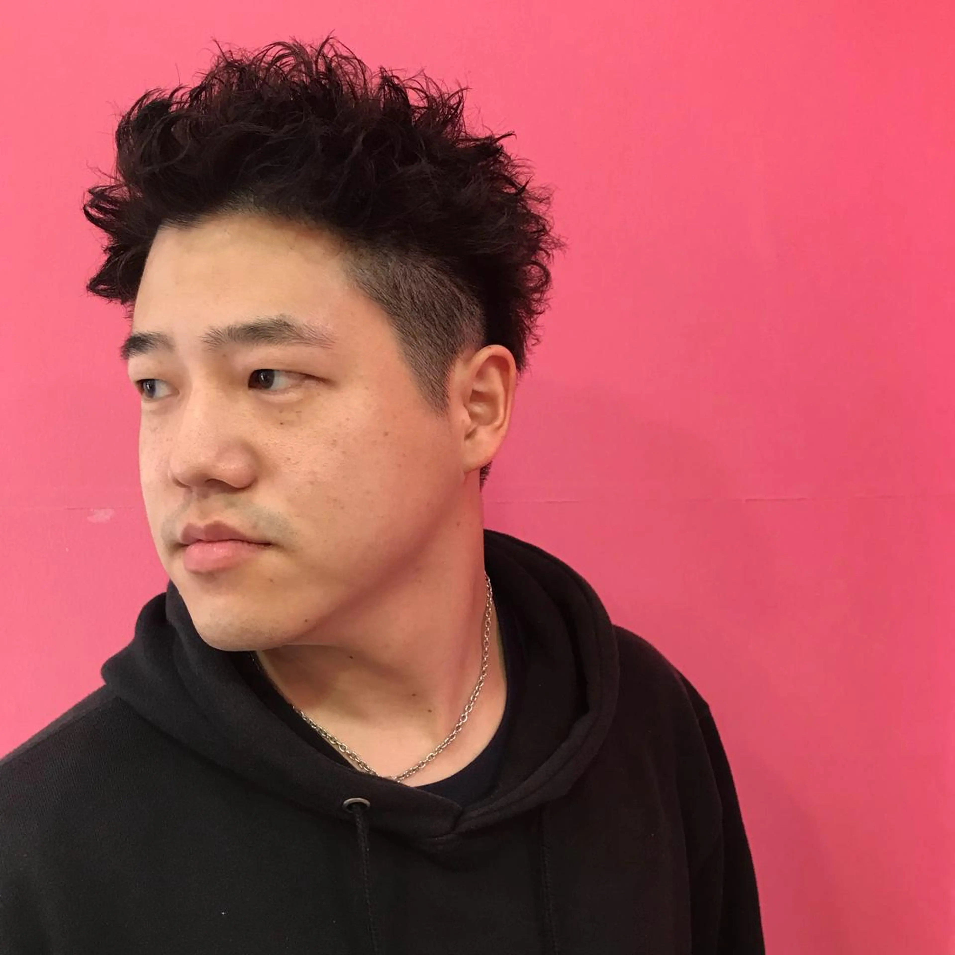 ショート パーマ メンズ アップバング メンズパーマ メンズツイストパーマ ツイストパーマ カット Vir by browのヘアスタイル
