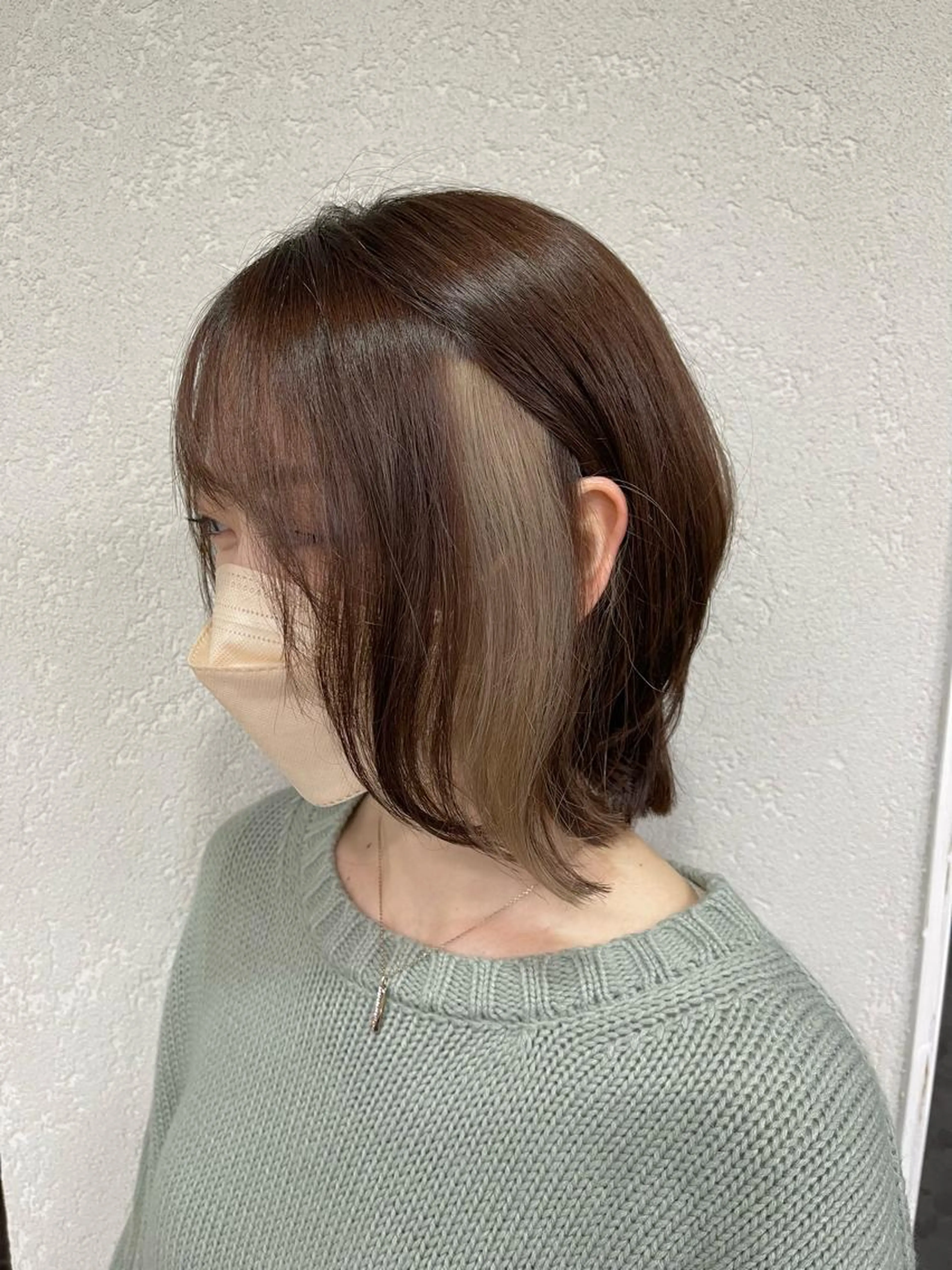 カット&ハイトーンインナーカラー（ブリーチ２回）の写真