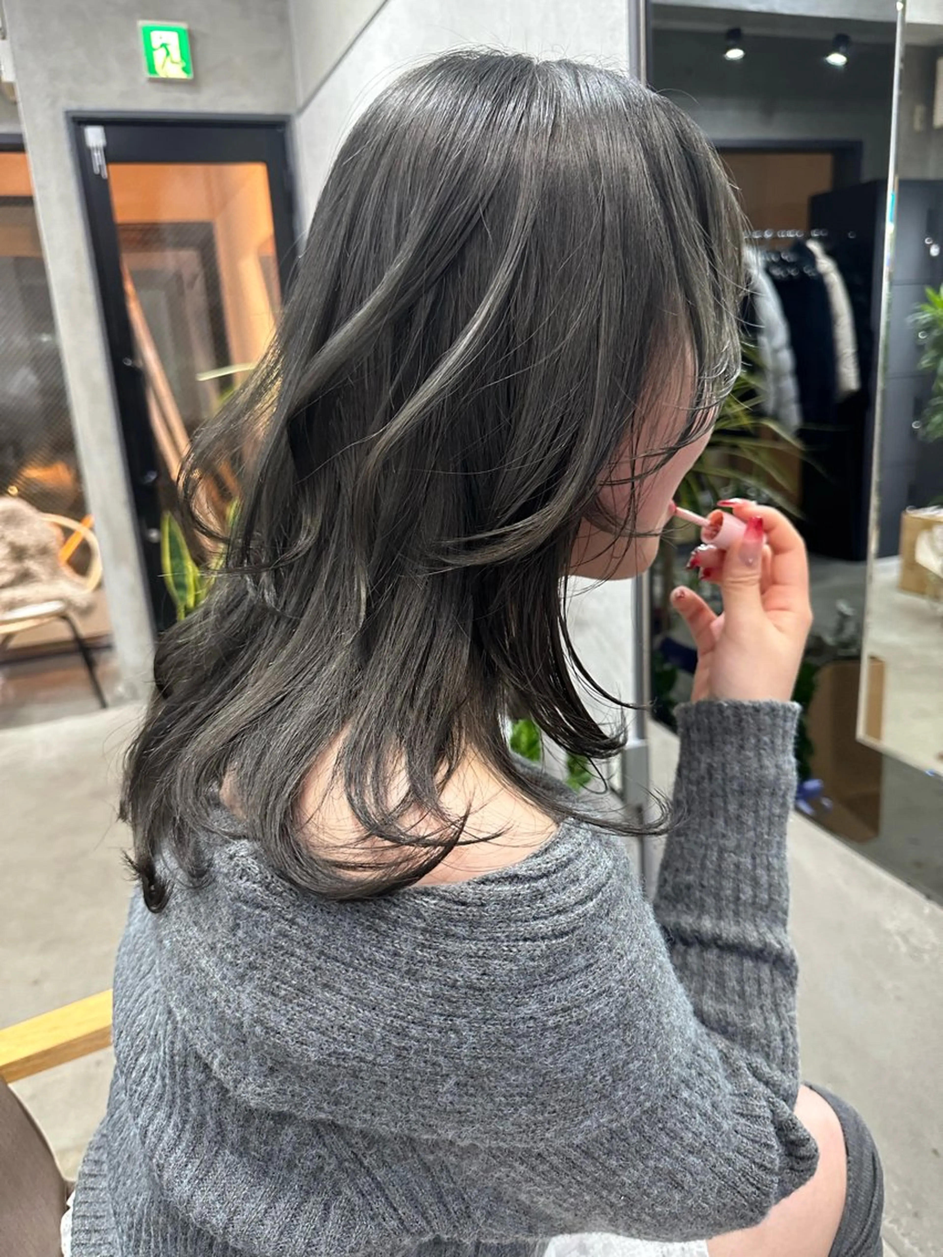 ロング カラー ベージュカラー オリーブベージュ AIRI layer cut hairのヘアスタイル