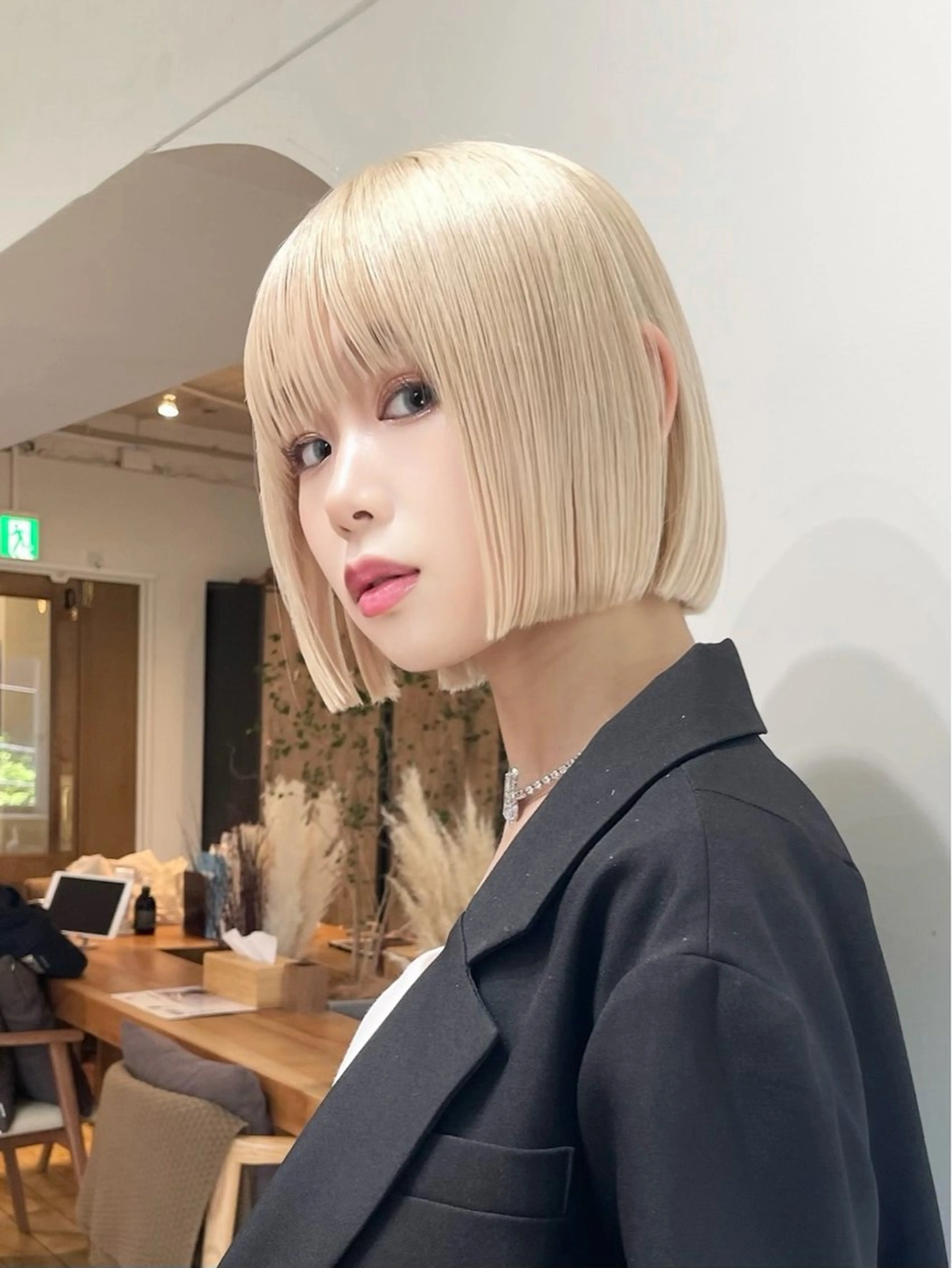 ショート カラー 切りっぱなしボブ ブロンド ボブ ヘアカラー トリートメント 失敗しないハイトーン ✨ミルクティー/ミワのヘアスタイル