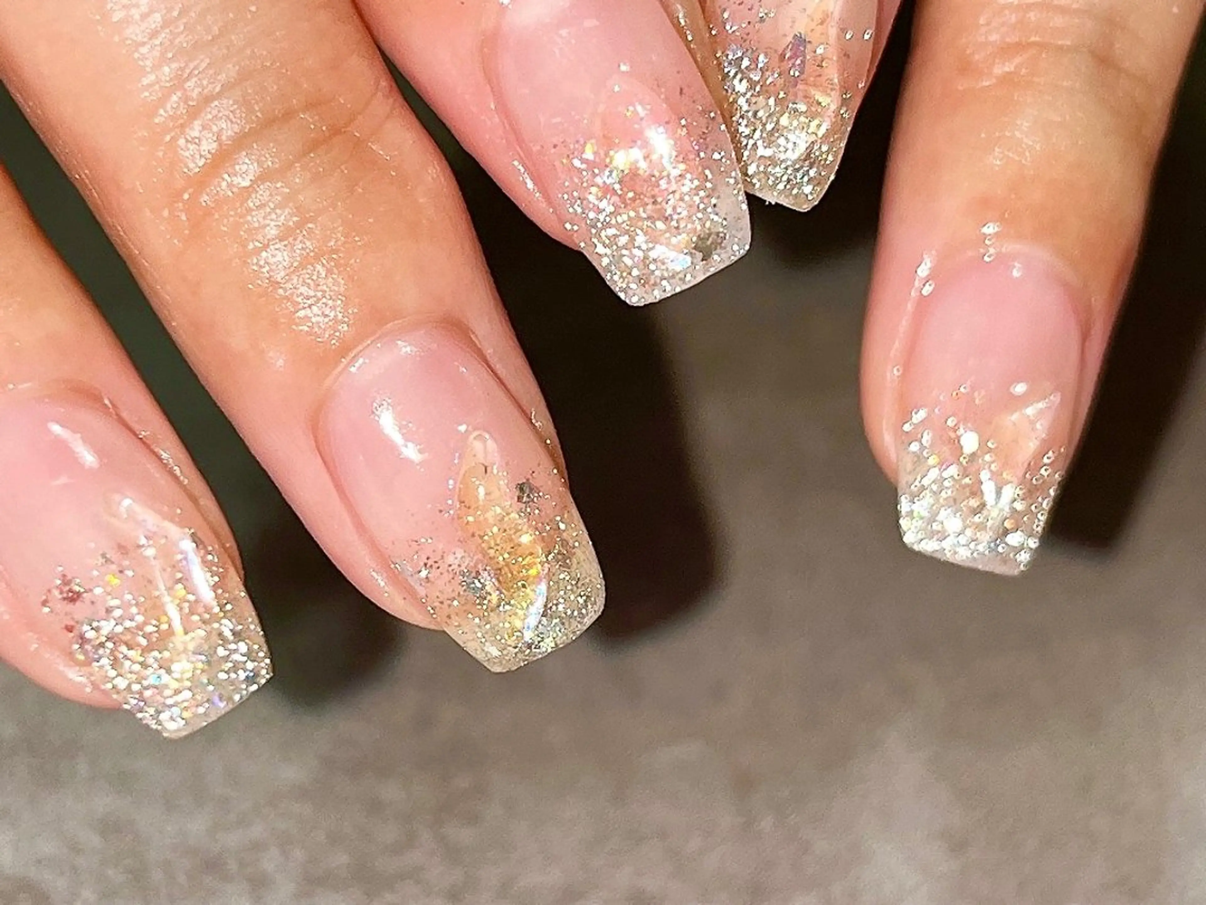 ネイル オーロラネイル グラデーション キラキラネイル オレンジ ストーンネイル ハンドネイル ネイルサロン kupuのネイルデザイン