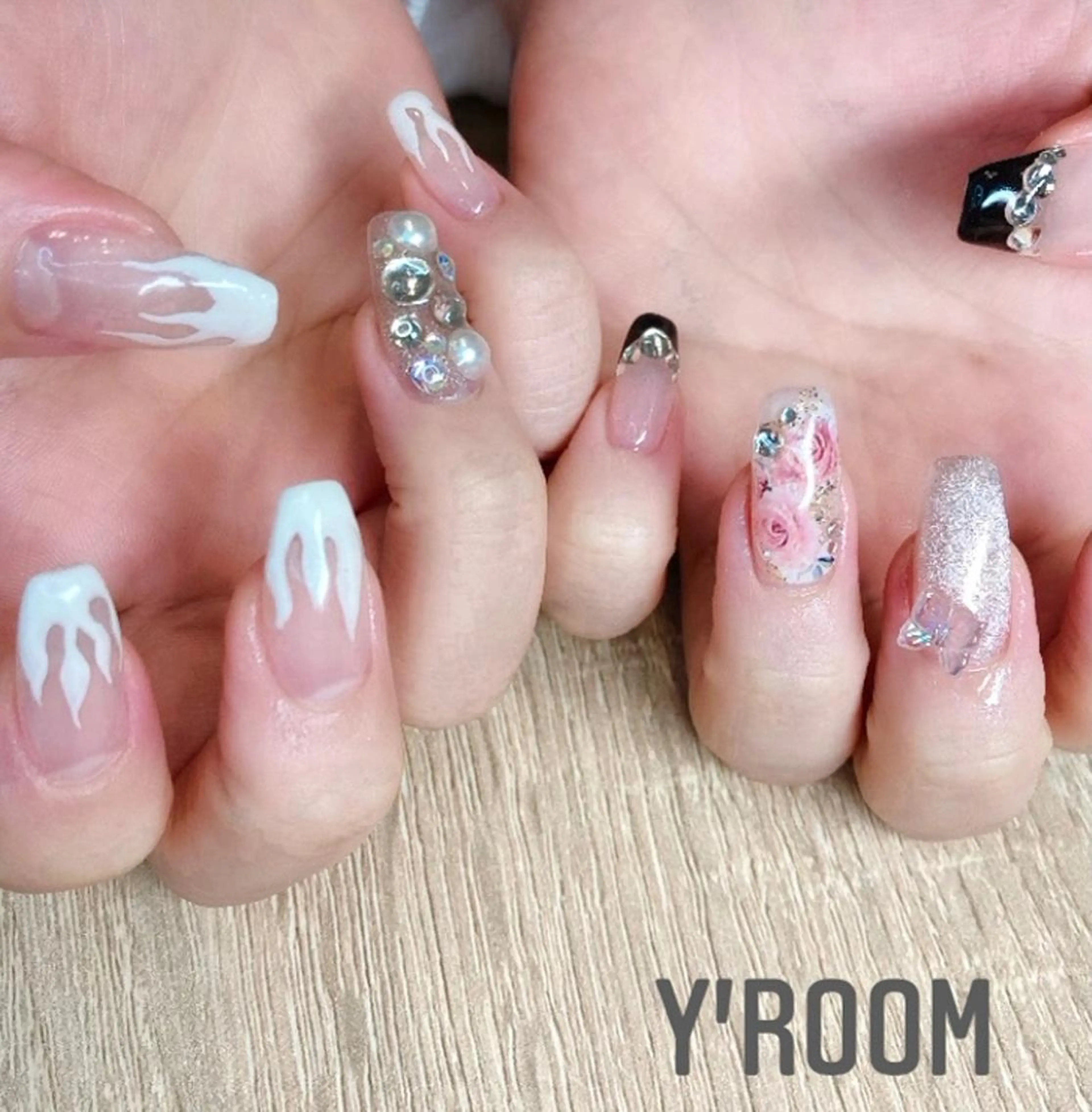 ネイル オーロラネイル フラッシュネイル ジェルネイル 氷ネイル・うるうるネイル マグネットネイル YUKA （ネイリスト）のネイルデザイン