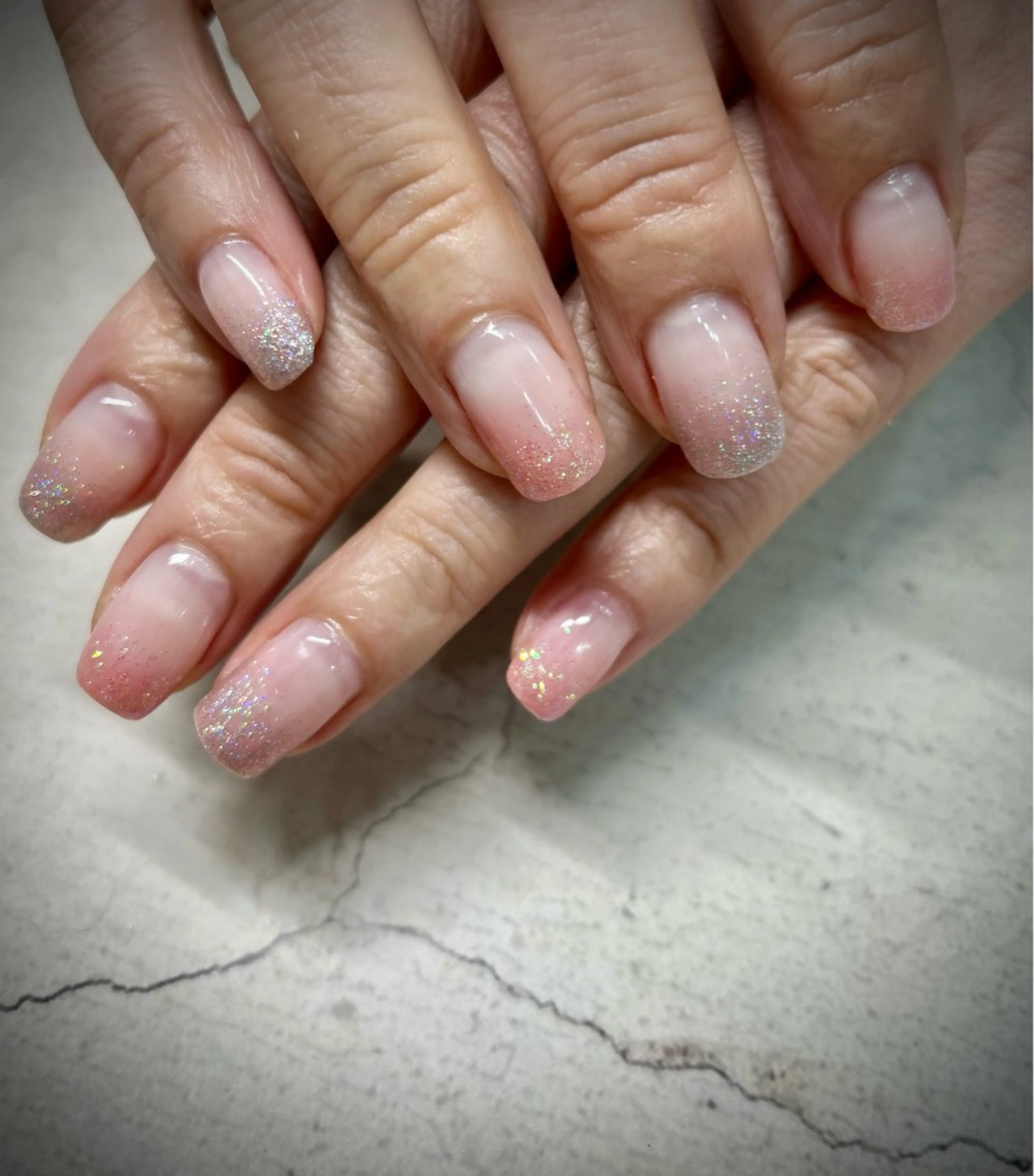 ネイル グラデーション ラメ(グリッター) ピンク シルバー 春ネイル 透灯 TOUTOU所属・透灯 TOUTOU 🪄のネイルデザイン
