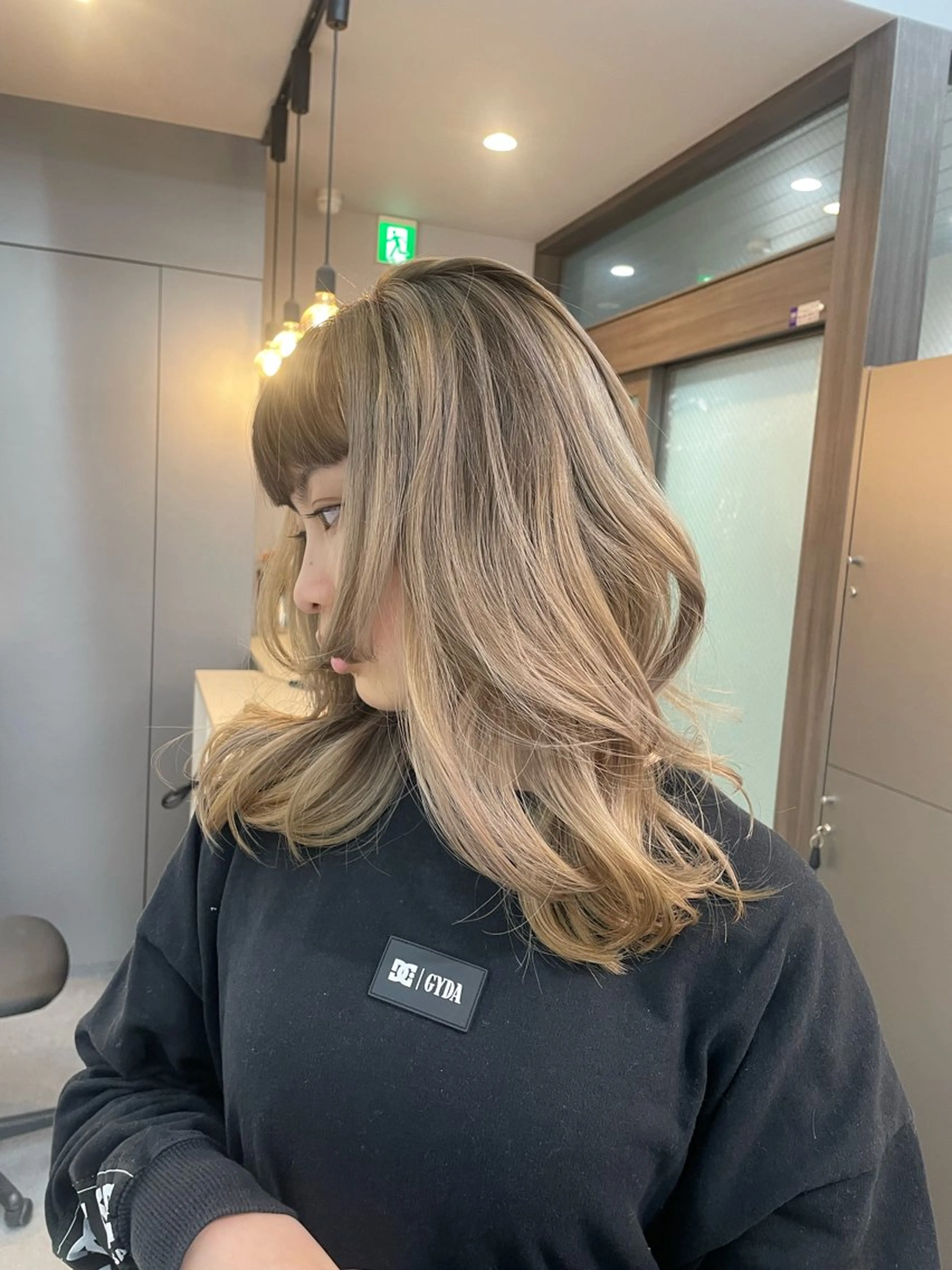 ミディアム カラー バレイヤージュ ブリーチ グラデーションカラー レイヤーカット ヘアカラー 岡留 愛美のヘアスタイル