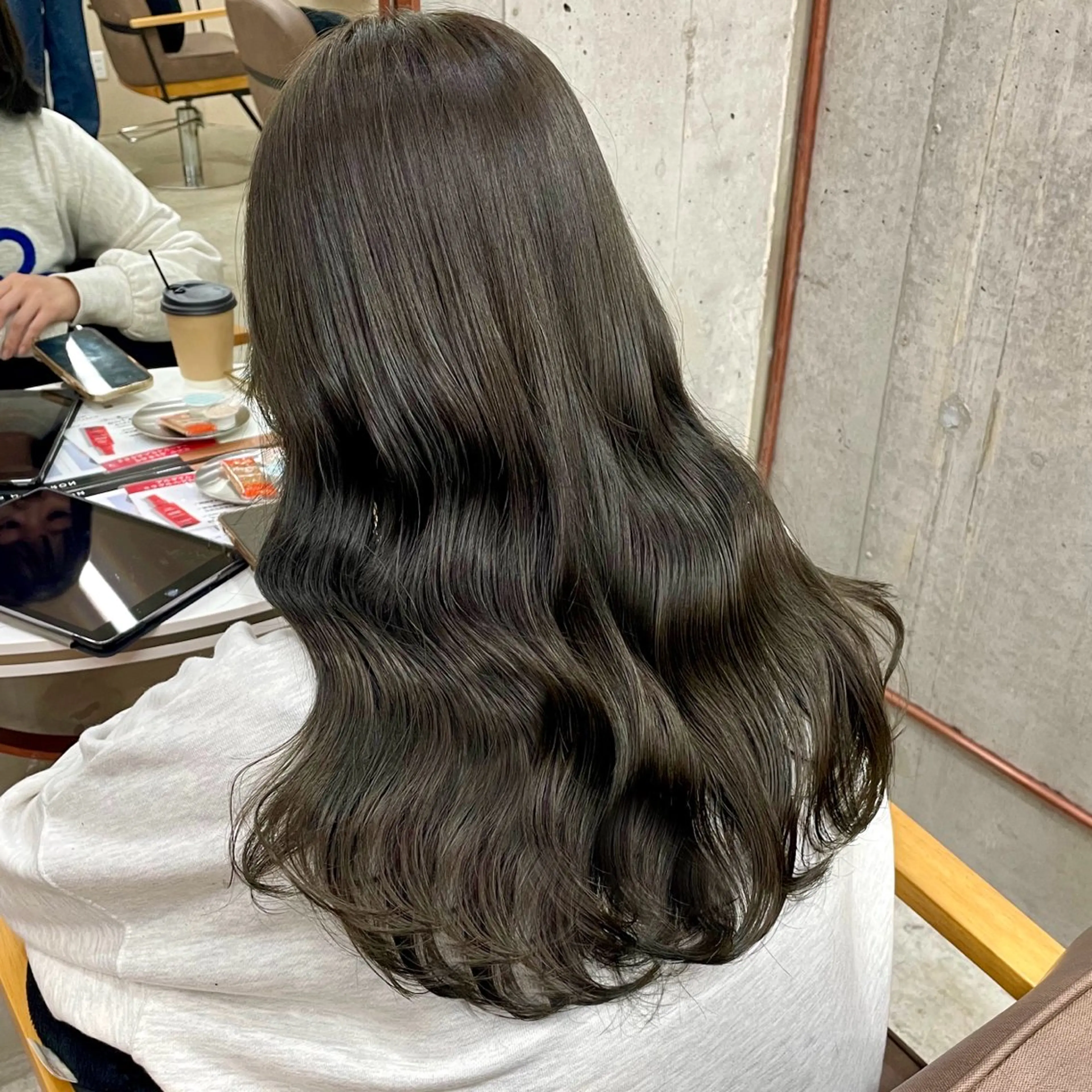 ロング カラー グレージュ オリーブグレージュ オリーブグレー カット ヘアカラー トリートメント noii / 伊藤 愛莉のヘアスタイル