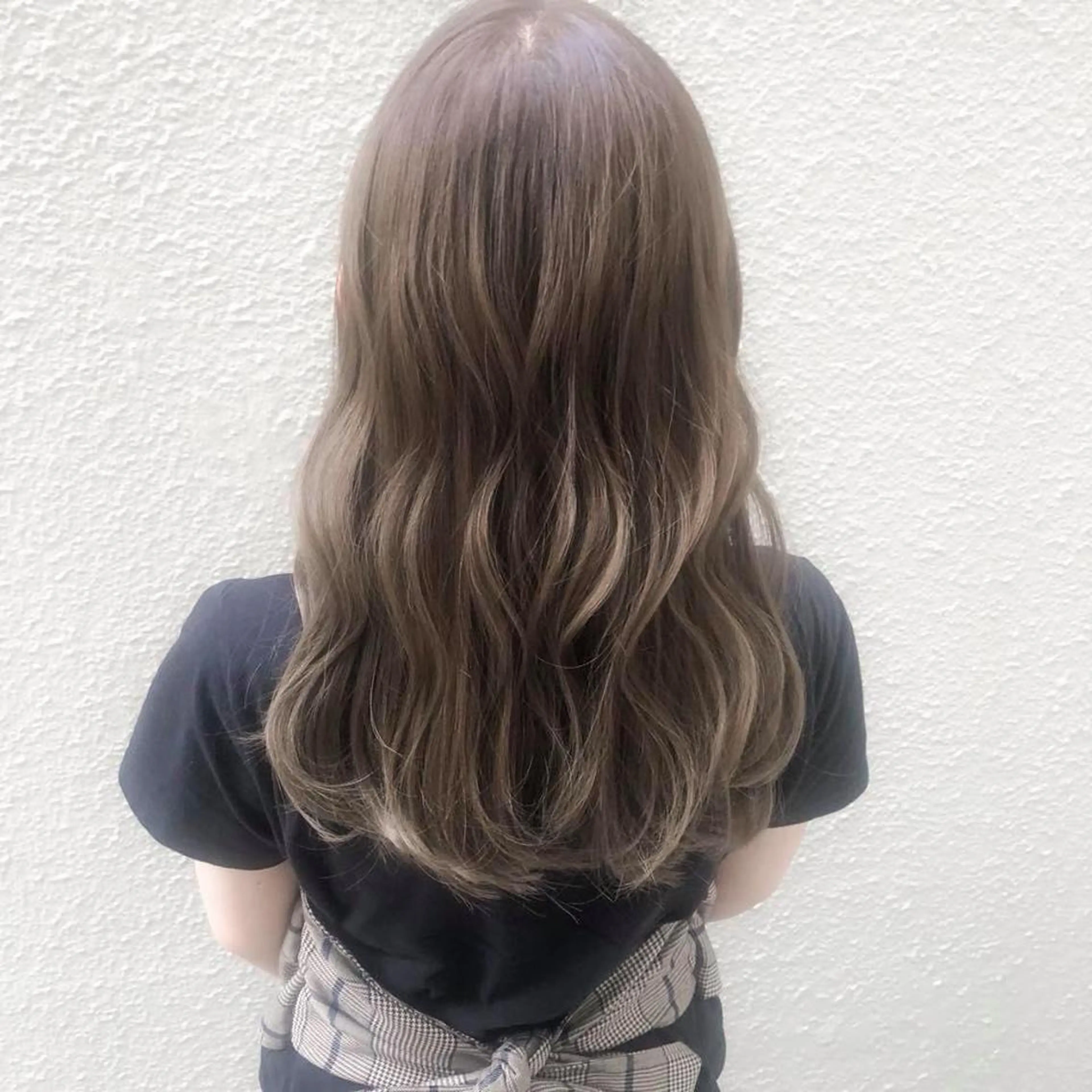 ロング ブリーチなしカラー/ 顔周りレイヤーカットのヘアスタイル