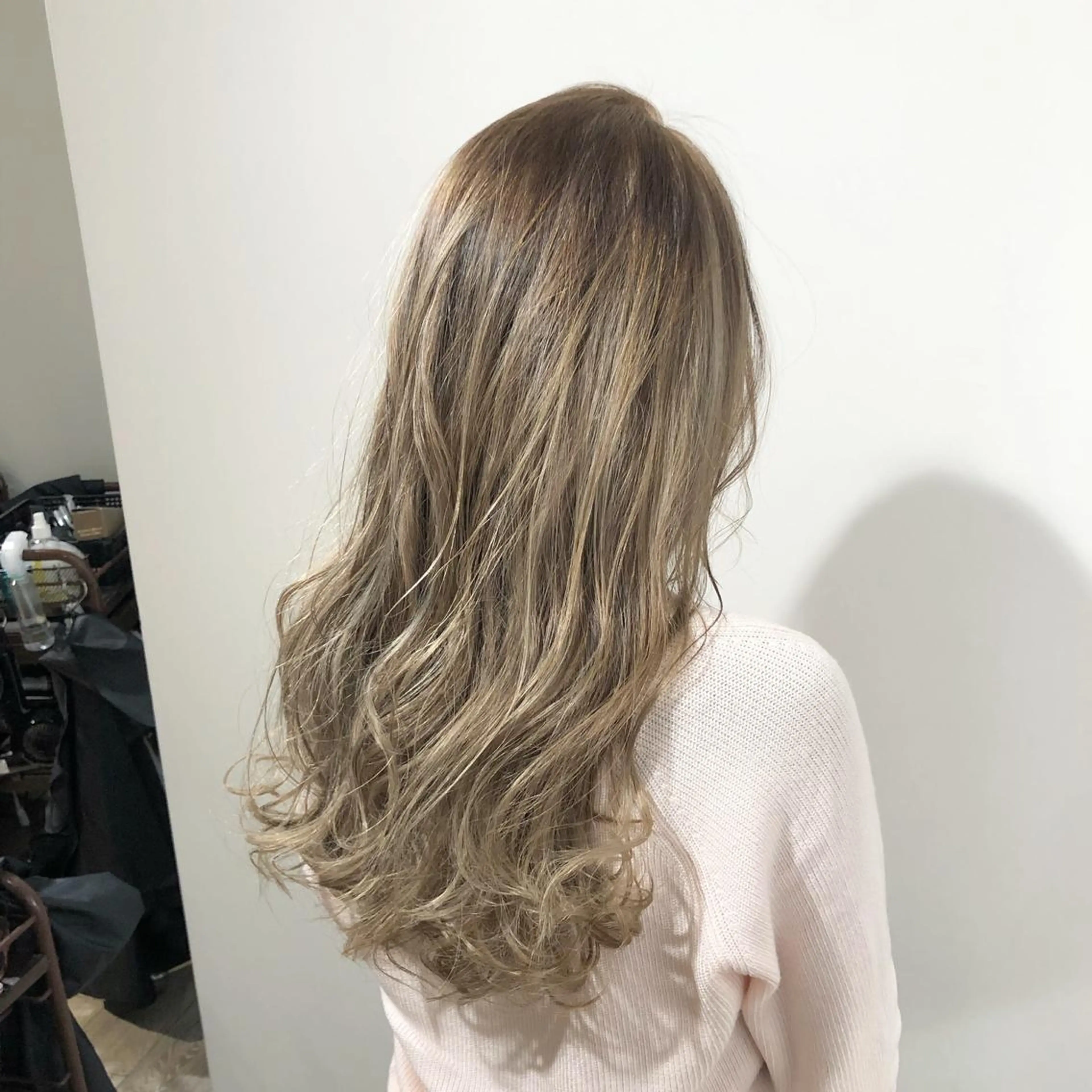 ロング カラー ベージュカラー ミルキーベージュ ヘアカラー トリートメント ブリーチ特化 梅田本多翔のヘアスタイル
