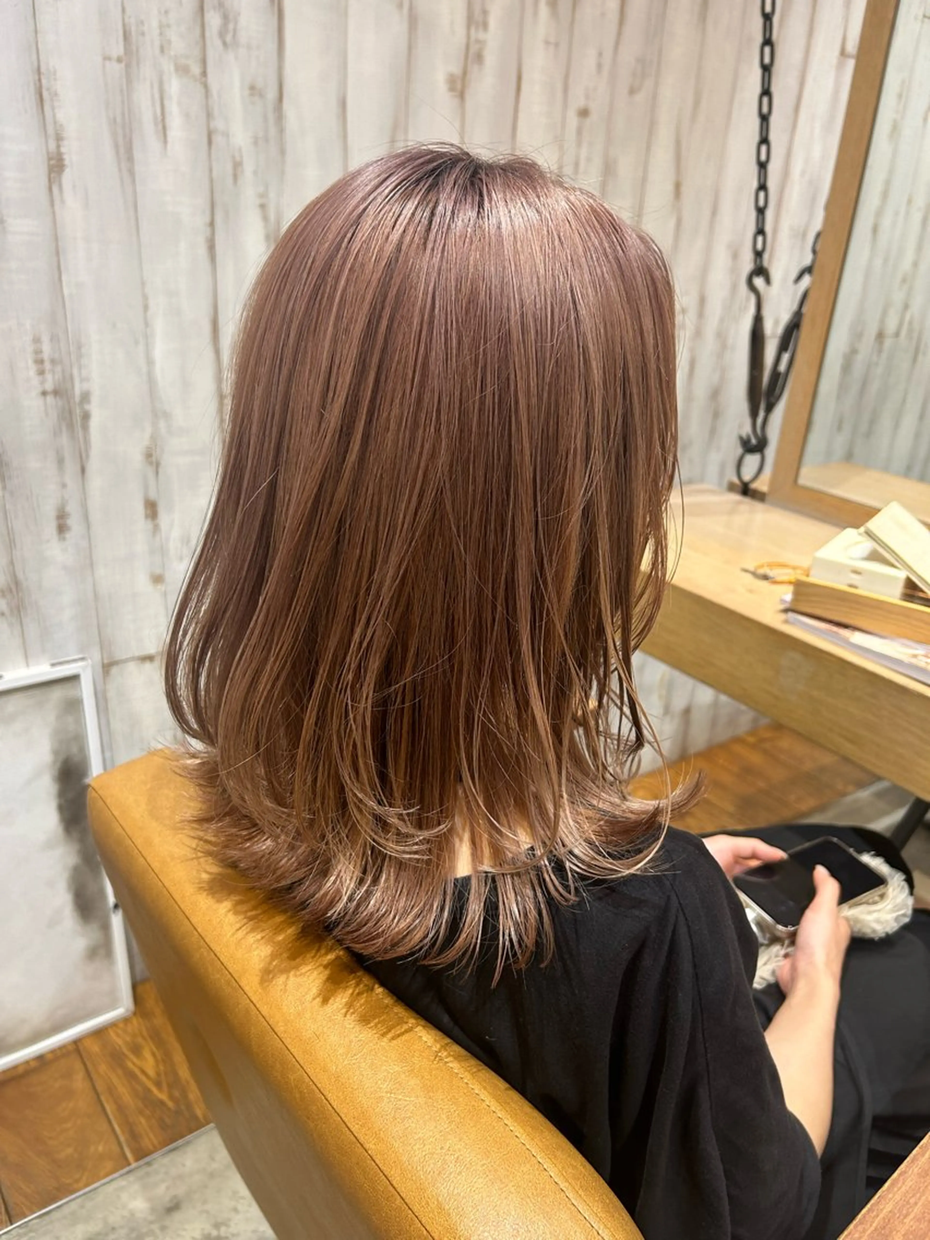 ミディアム ミディアムレイヤー レイヤーカット カット トリートメント 浅倉栞 /透明感カラーのヘアスタイル