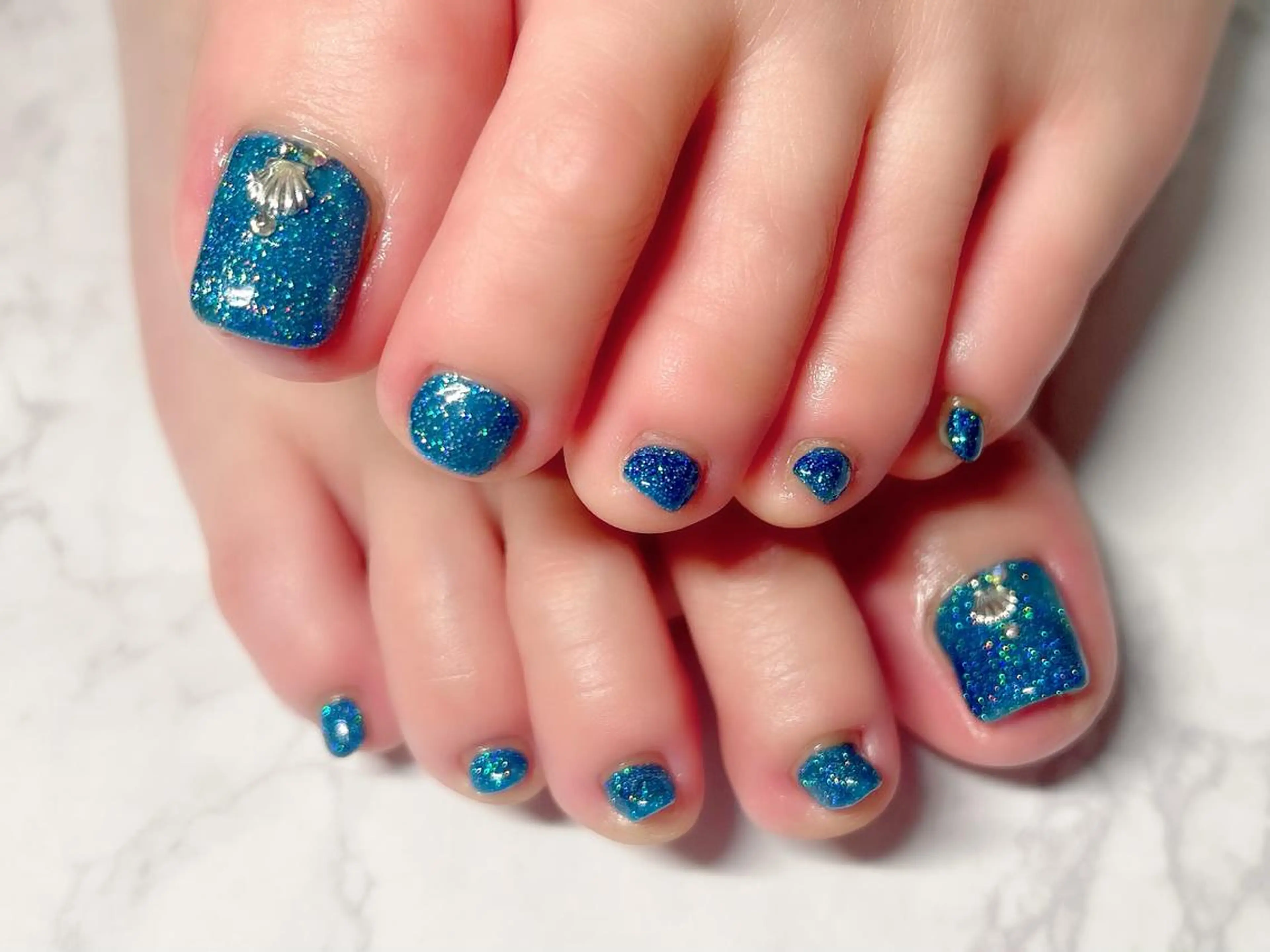 ネイル ブルー ラメ(グリッター) フットネイル Nail Salon KURELLYのネイルデザイン