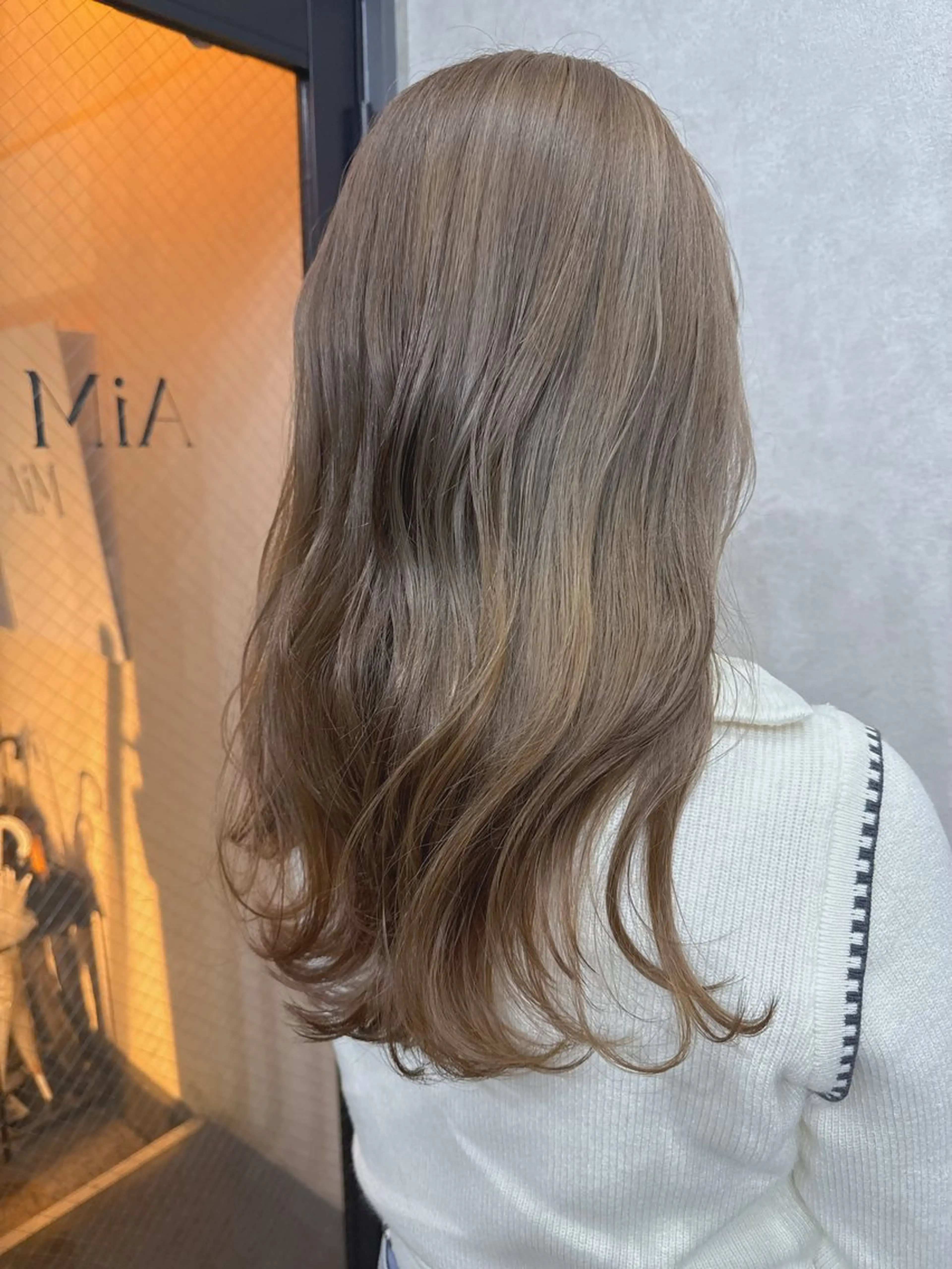 ロング カラー ベージュカラー ミルクティーベージュ AIRI layer cut hairのヘアスタイル