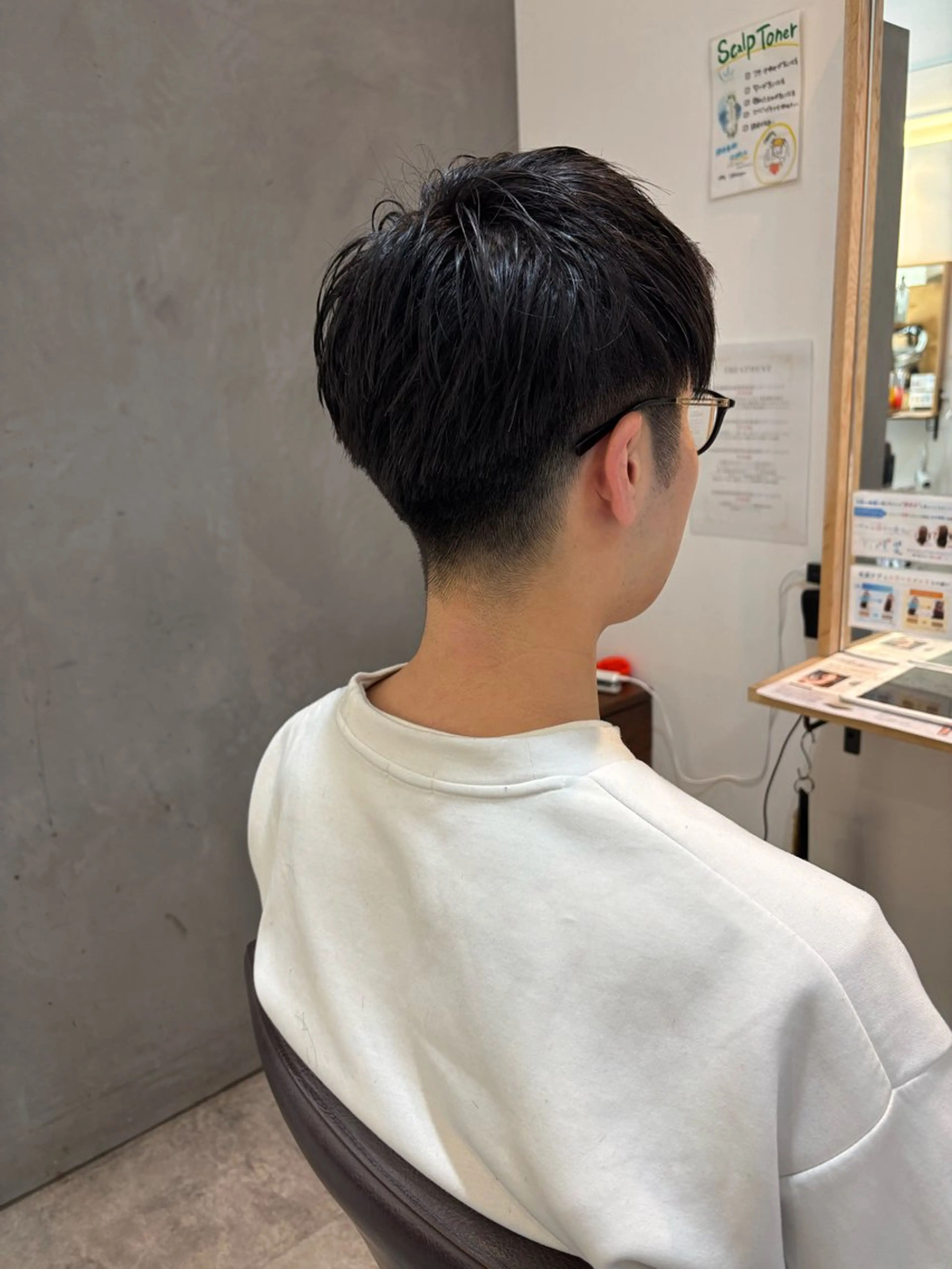 メンズ メンズハイトーン カット RISE SWELL 江坂momoneのヘアスタイル