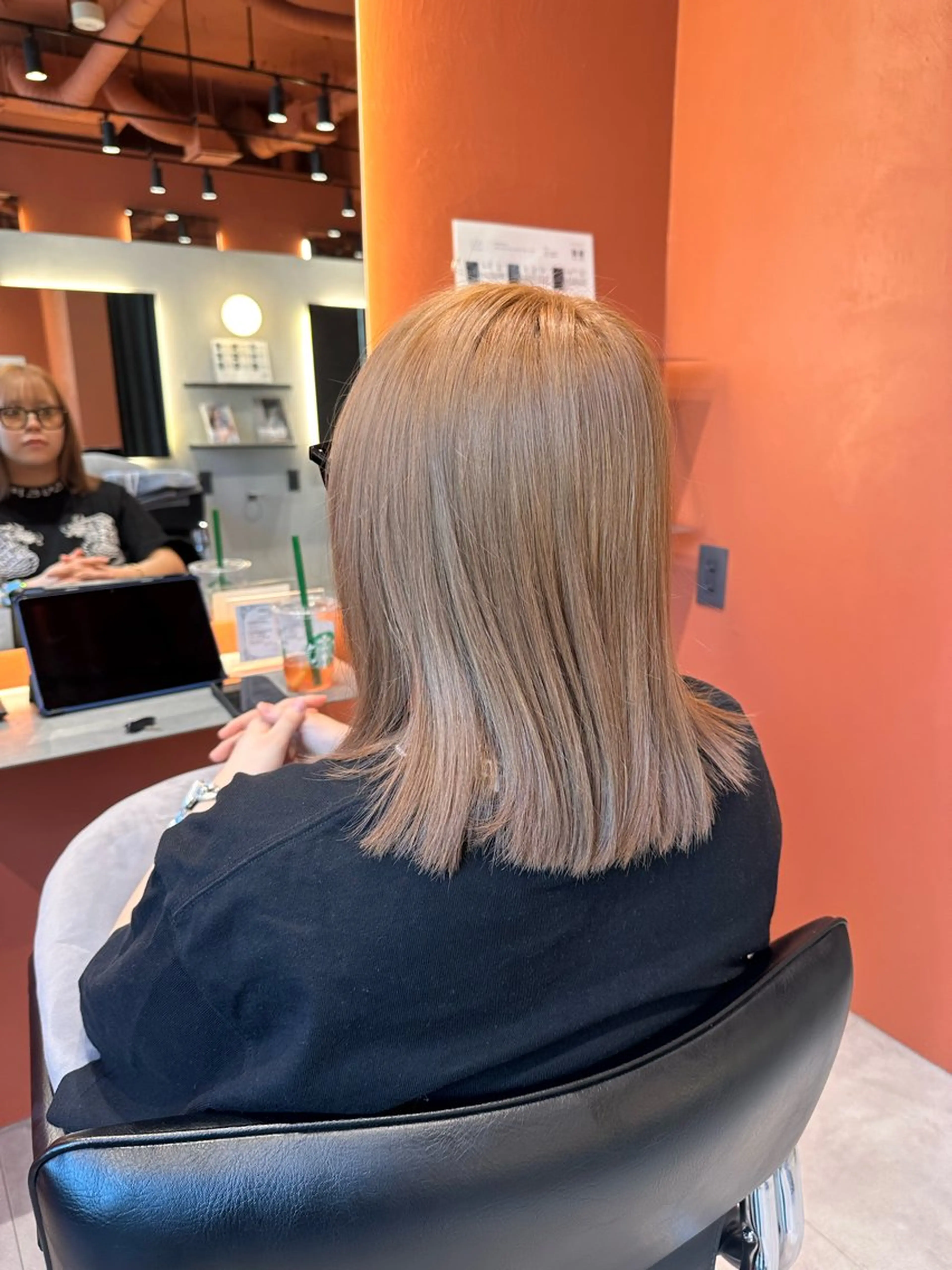 ミディアム カラー ベージュカラー ブリーチ ミルクティーベージュ カット ヘアカラー ✨ハイトーンカラー 💫ayumuのヘアスタイル