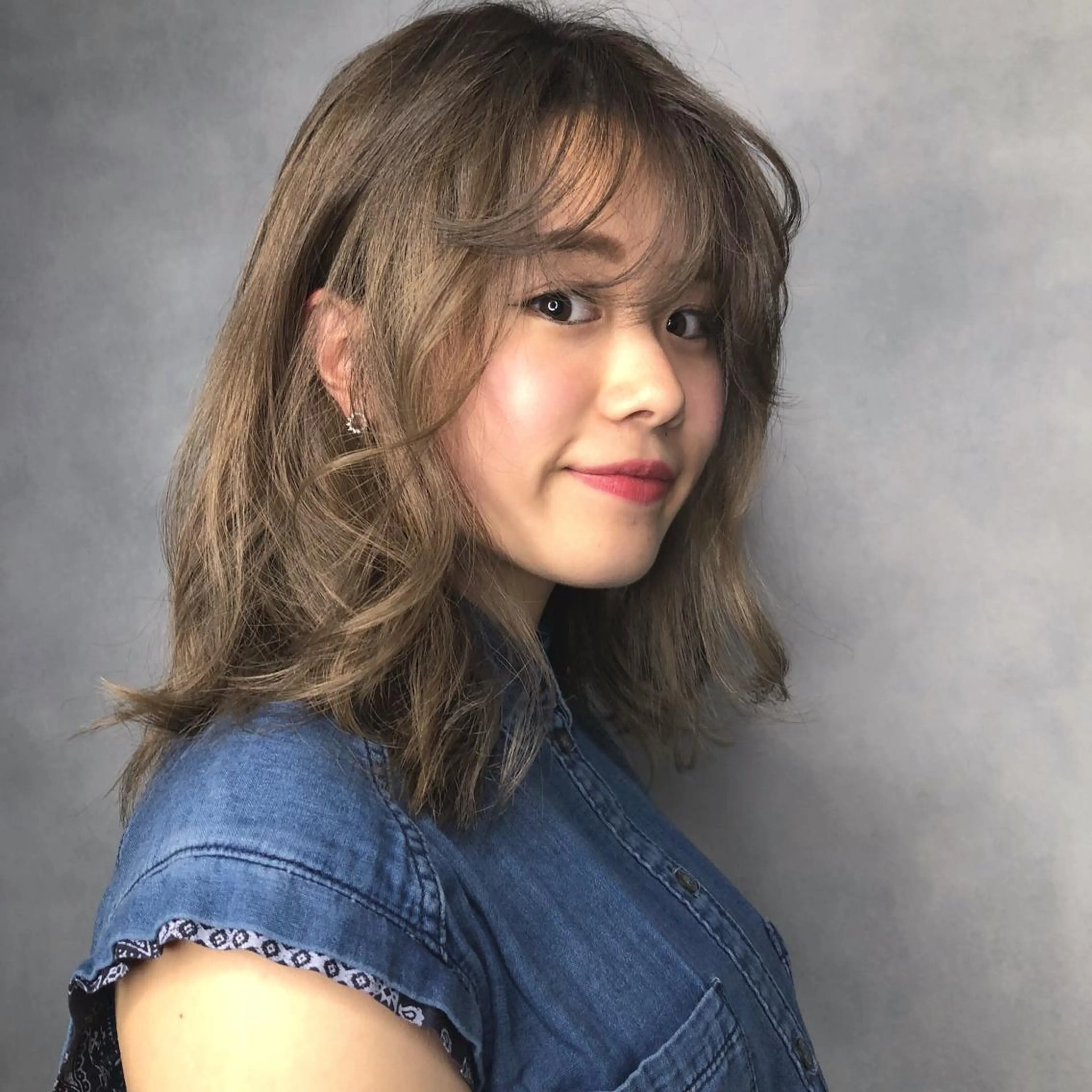 セミロング カラー ブリーチ ORIKA 美容室のヘアスタイル