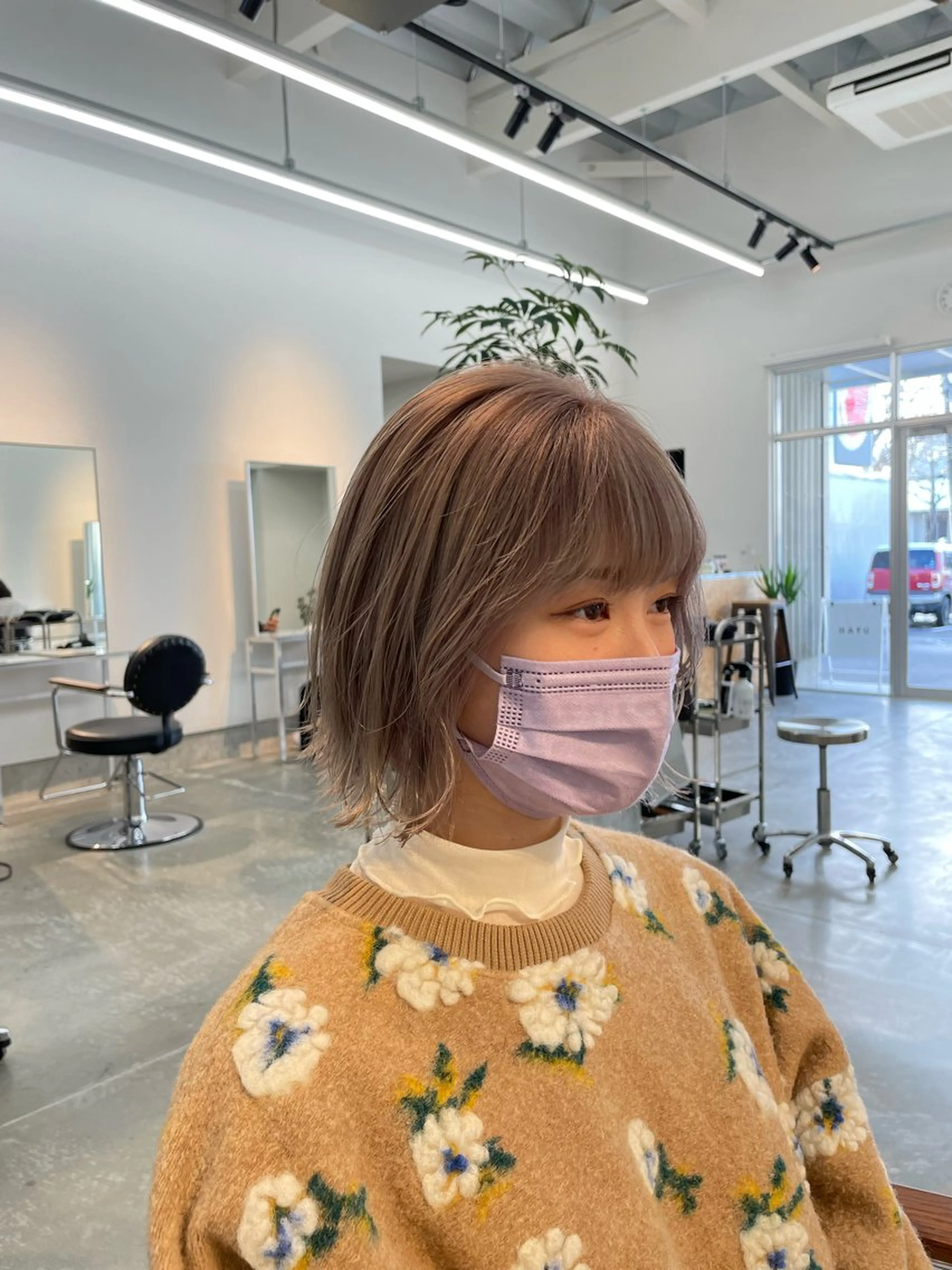 ミディアム 外ハネヘア カット ヘアカラー トリートメント 宮本 祥生のヘアスタイル